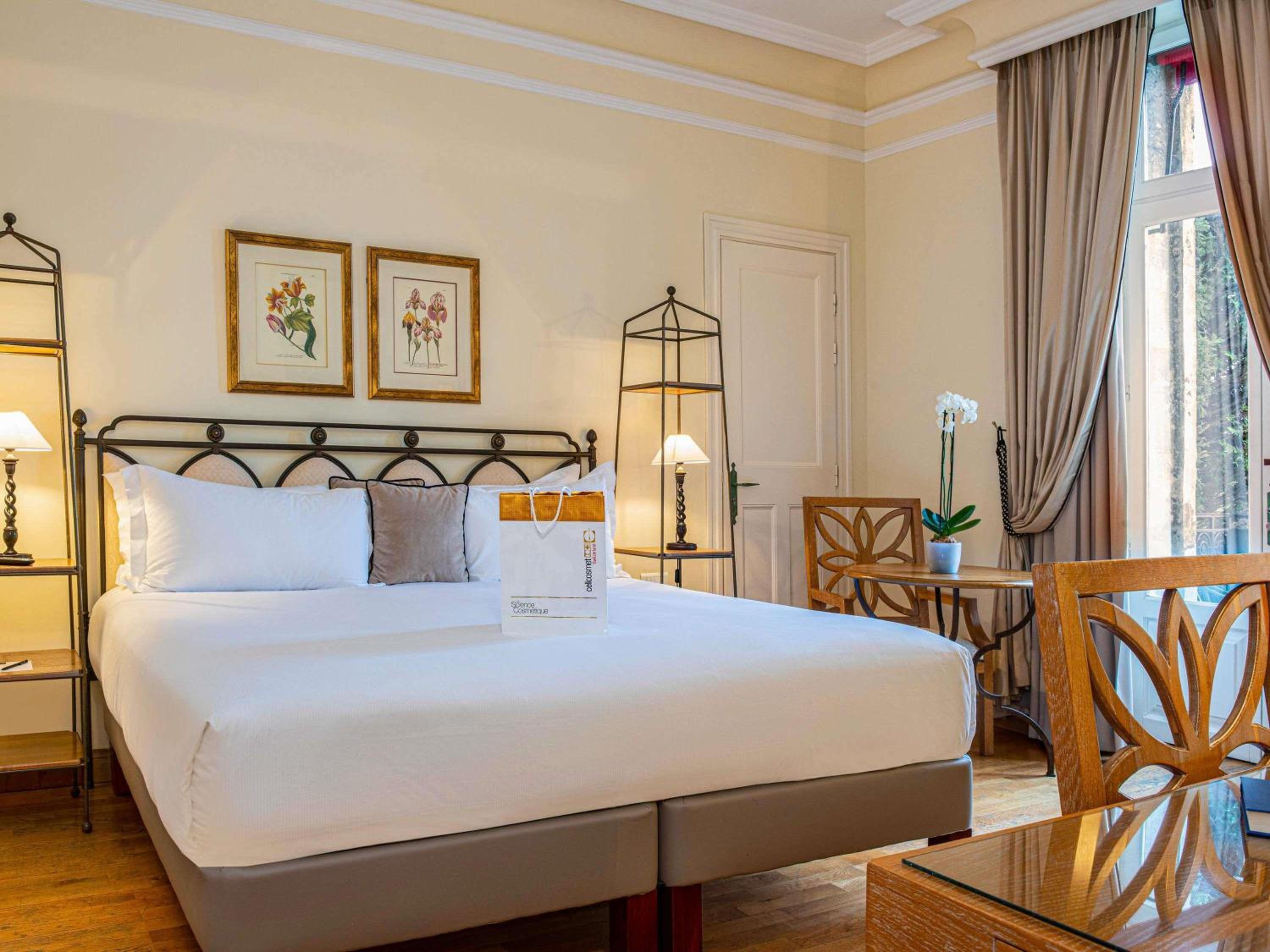 Junior King Suite with Single Sofa Bed