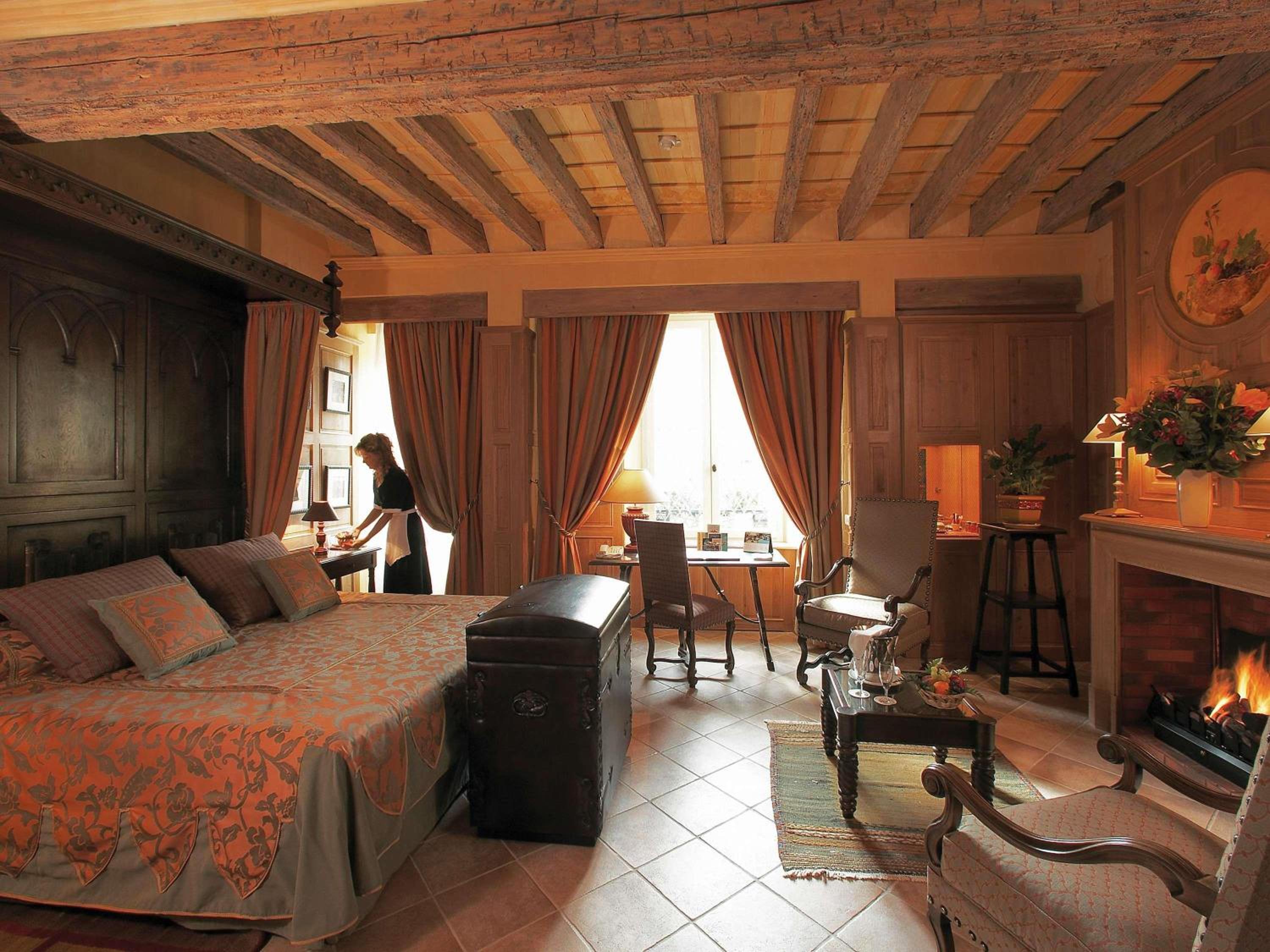 Junior King Suite with Single Sofa Bed Junior King Suite with Single Sofa Bed