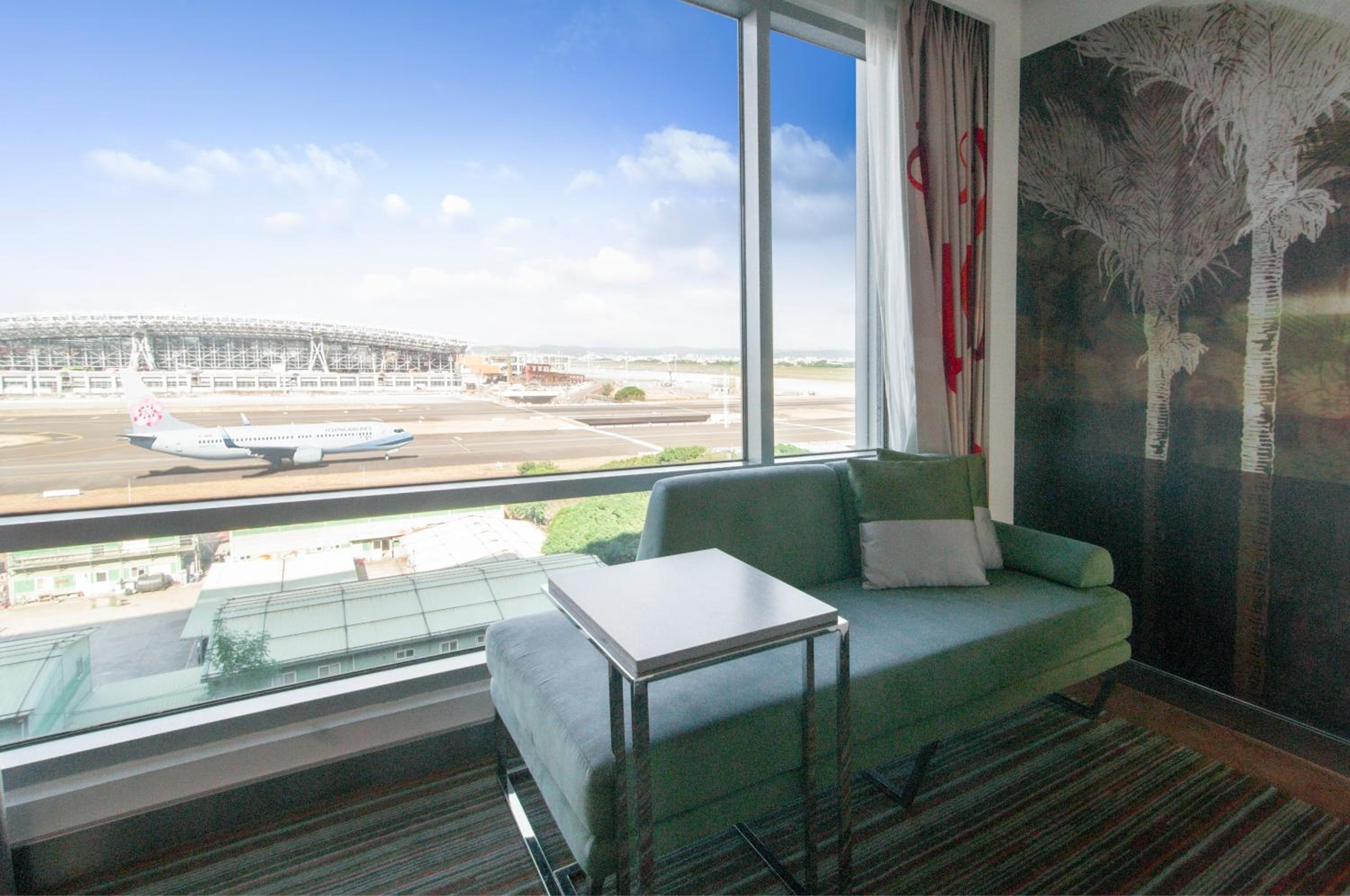 King Room with Airport View - Club Access - Photo 1