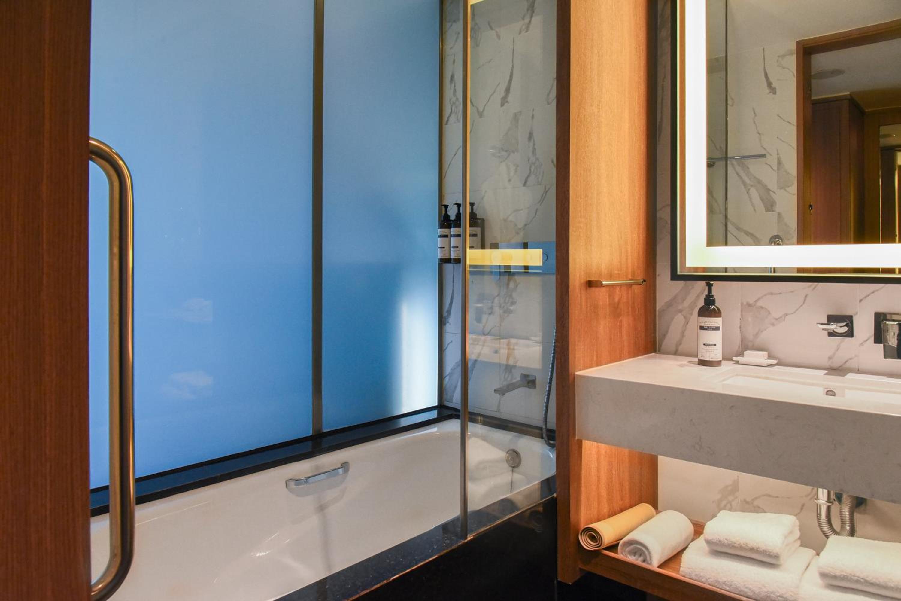 Deluxe King Room with Club Access - Photo 3