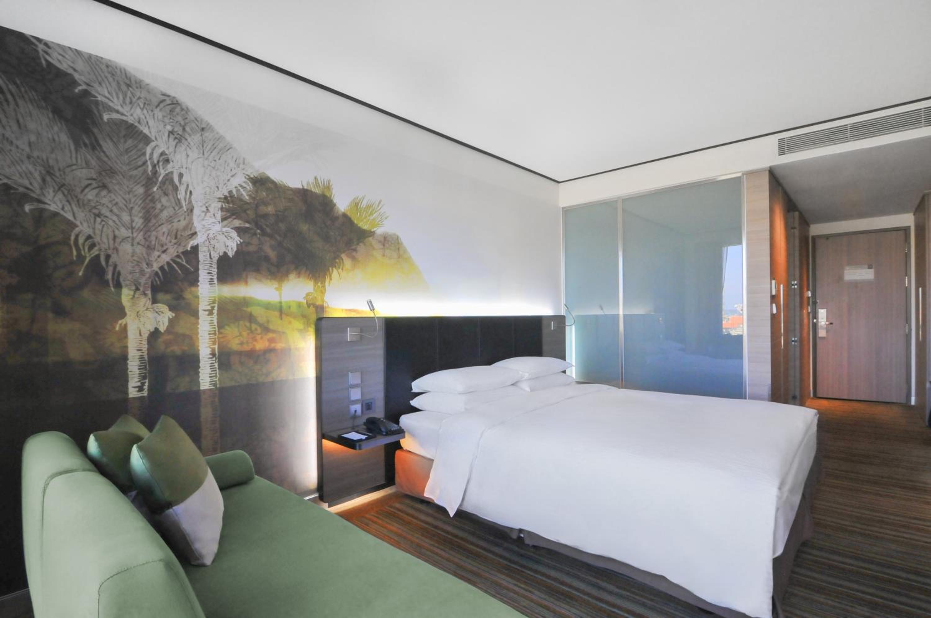King Room with Airport View - Club Access - Photo 3
