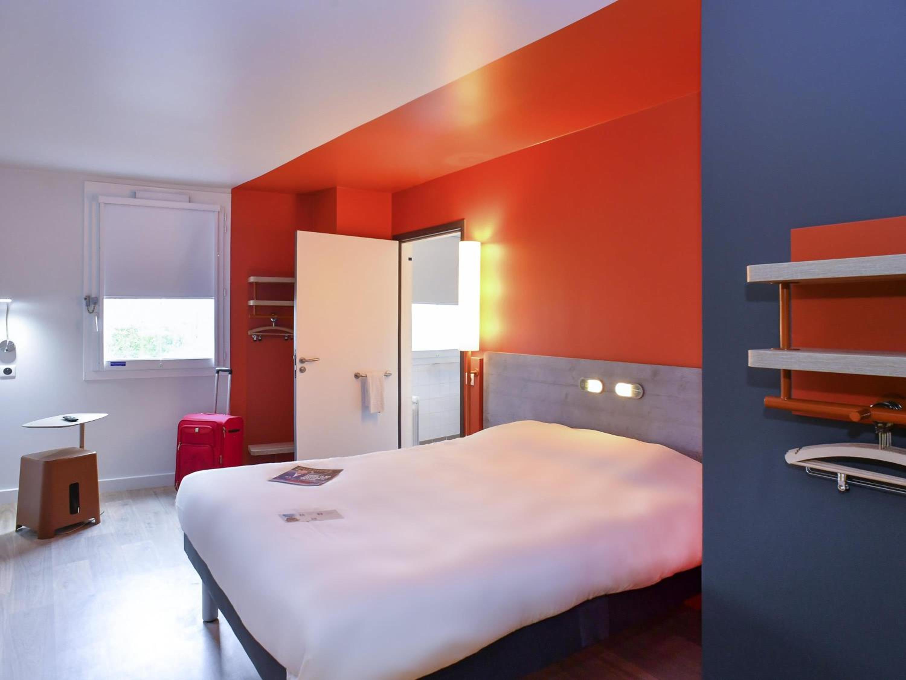 Accessible King Room photo 2