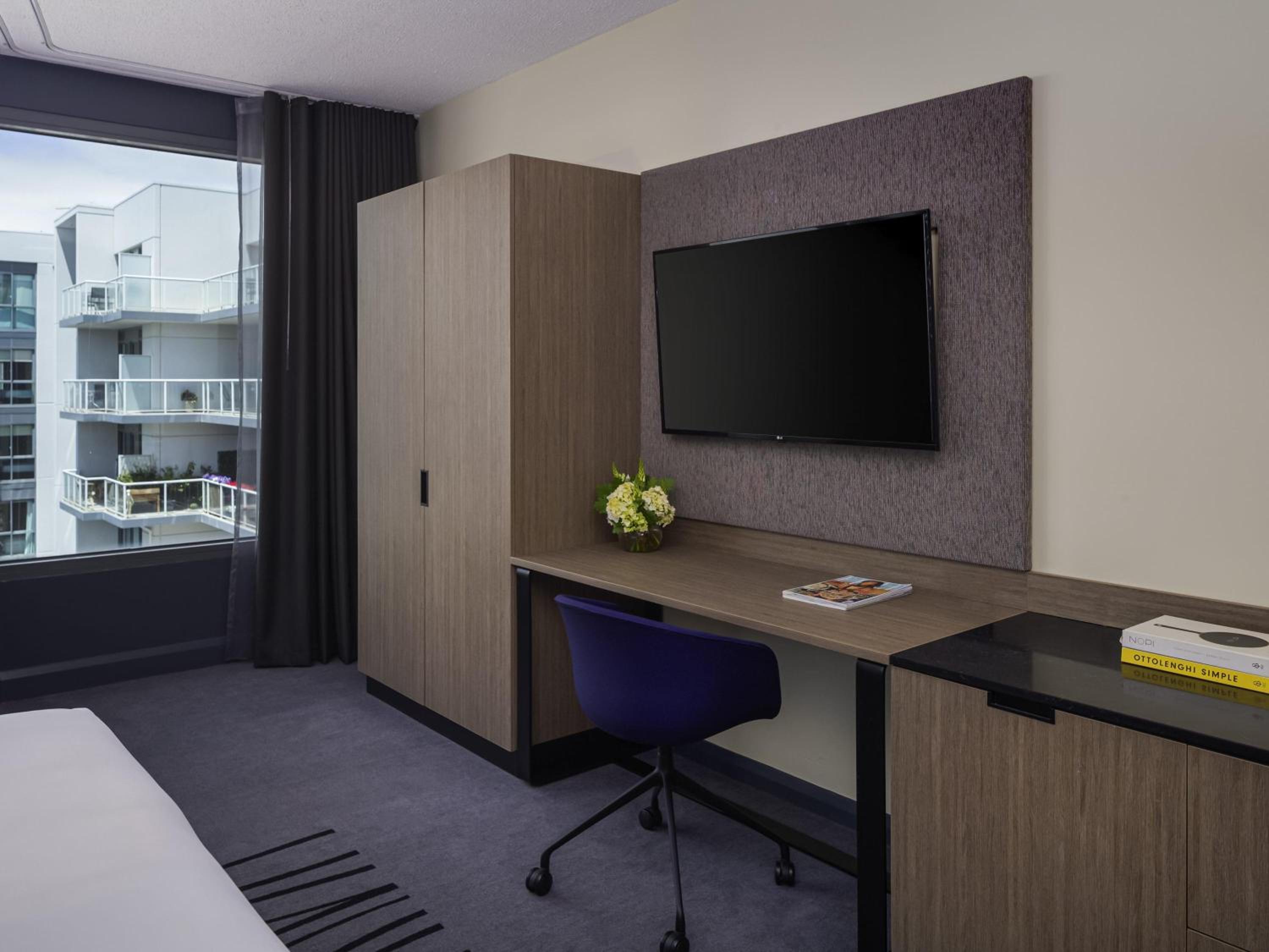 Accessible Room with 1 Queen Bed - Photo 2