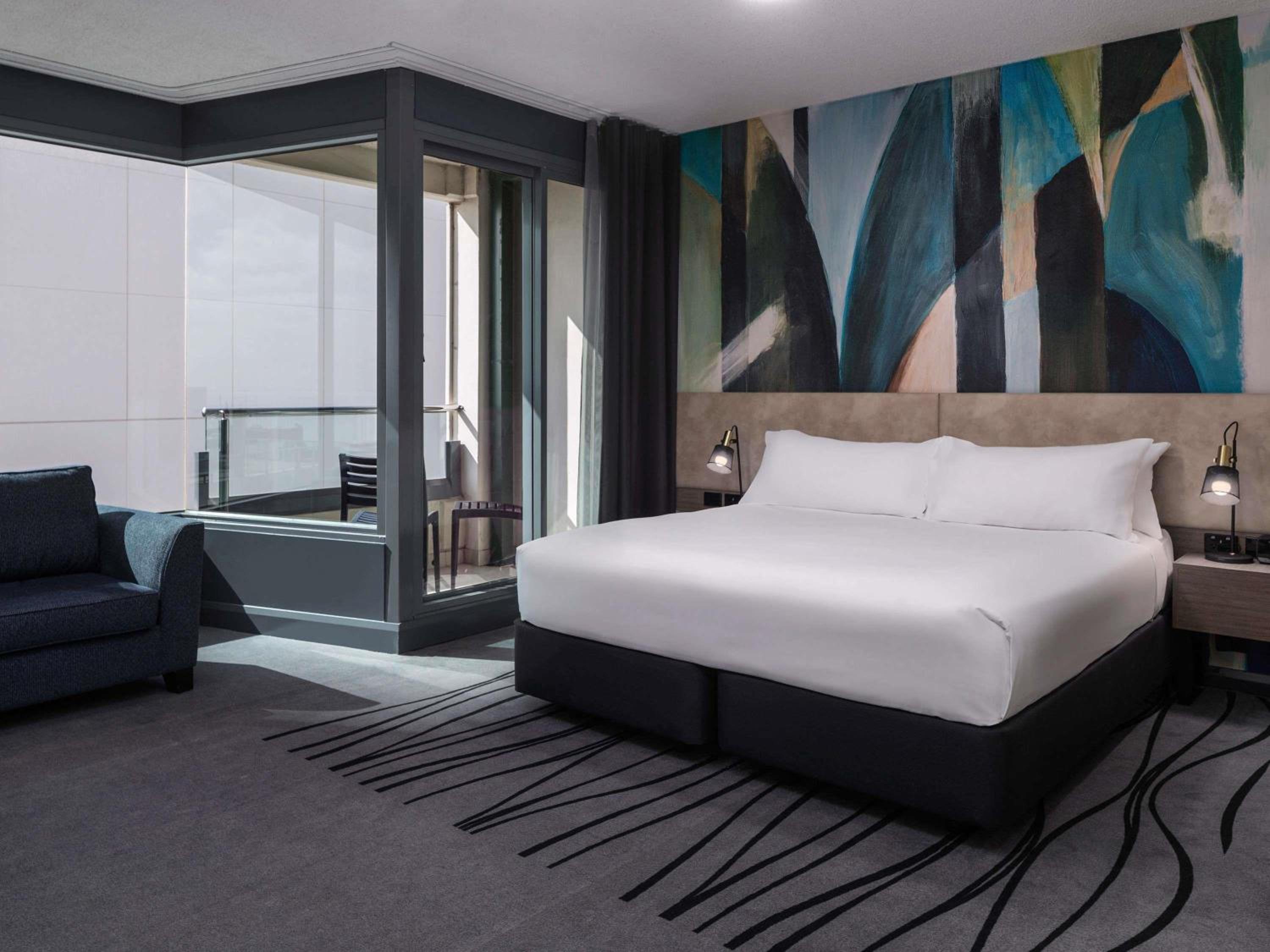 Superior King Room with Balcony - Photo 5