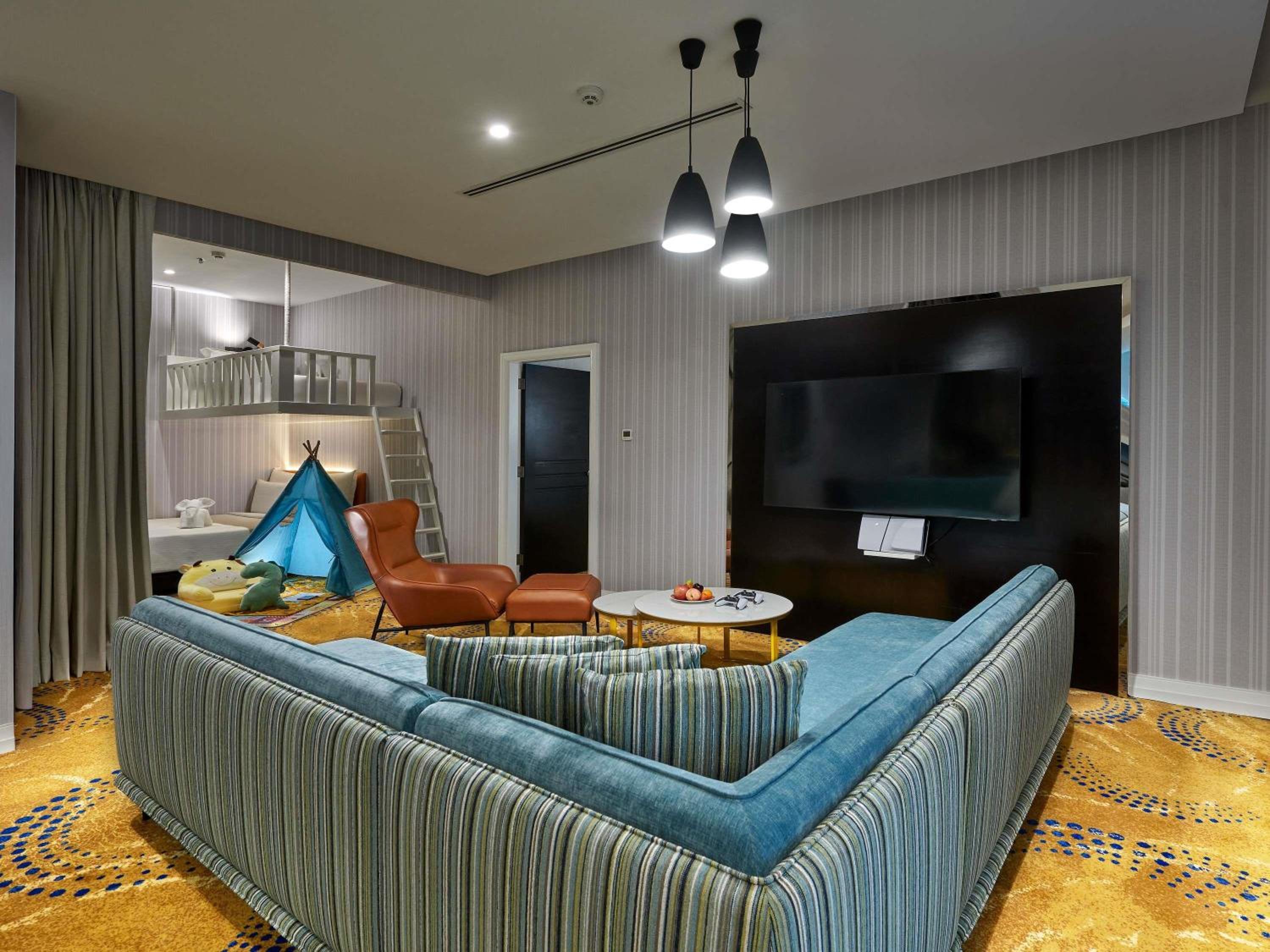 Two-Bedroom Family Apartment with One King Bed, Two Single Beds and One Triple Bunk Bed photo 3