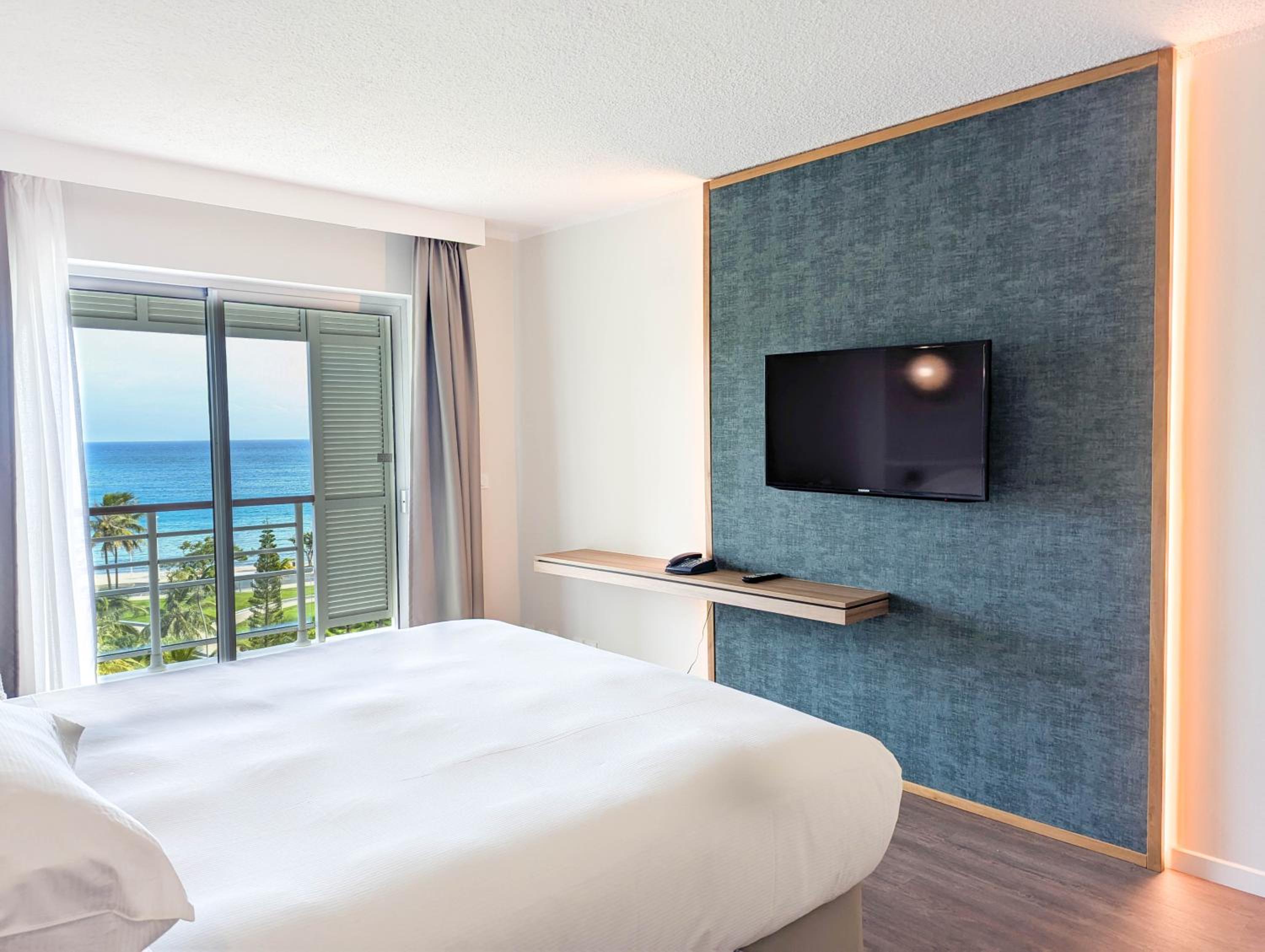 Deluxe Two-Bedroom Apartment with Ocean View - Photo 4