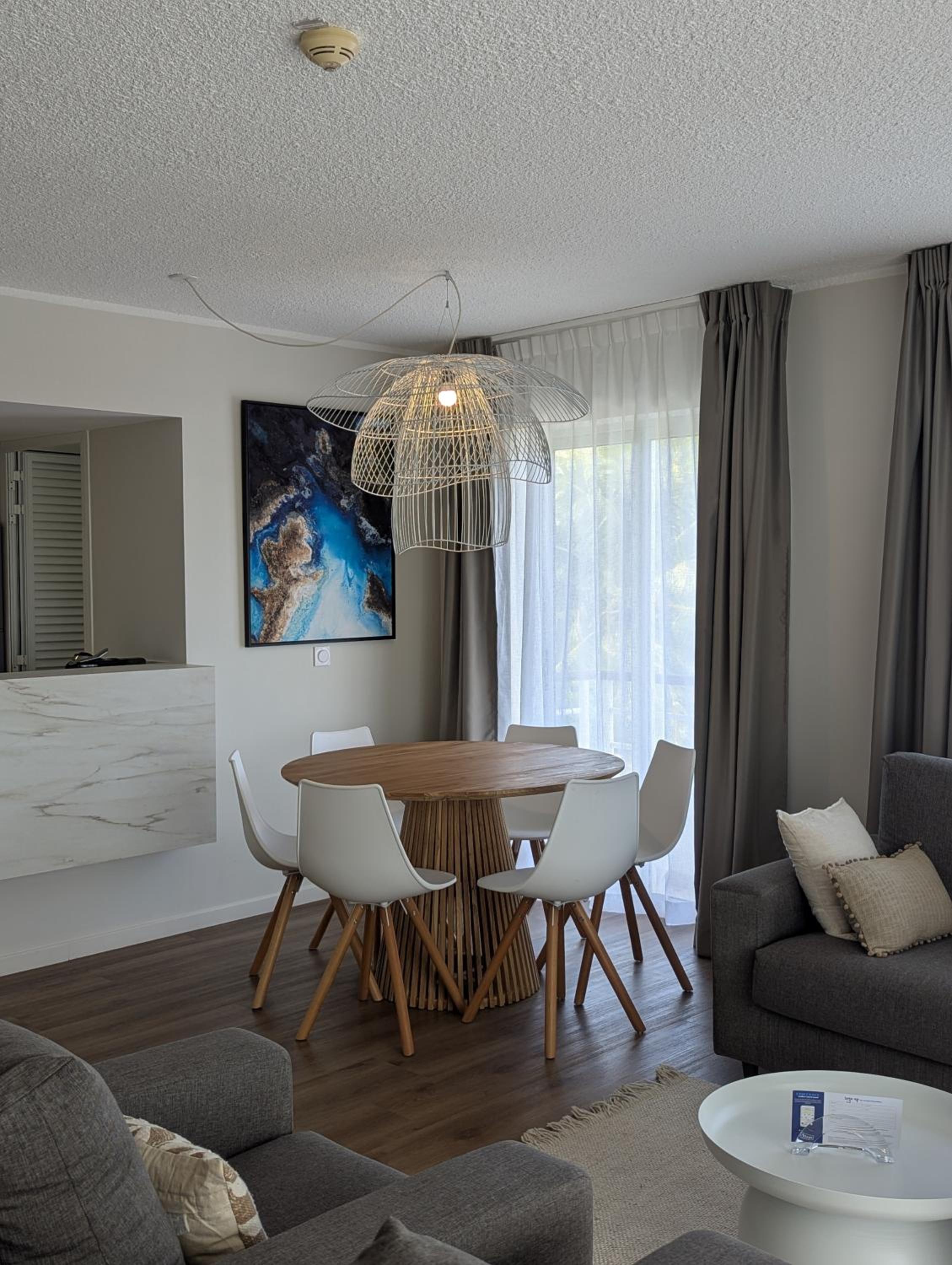 Deluxe Three-Bedroom Apartment with Ocean View - Photo 4