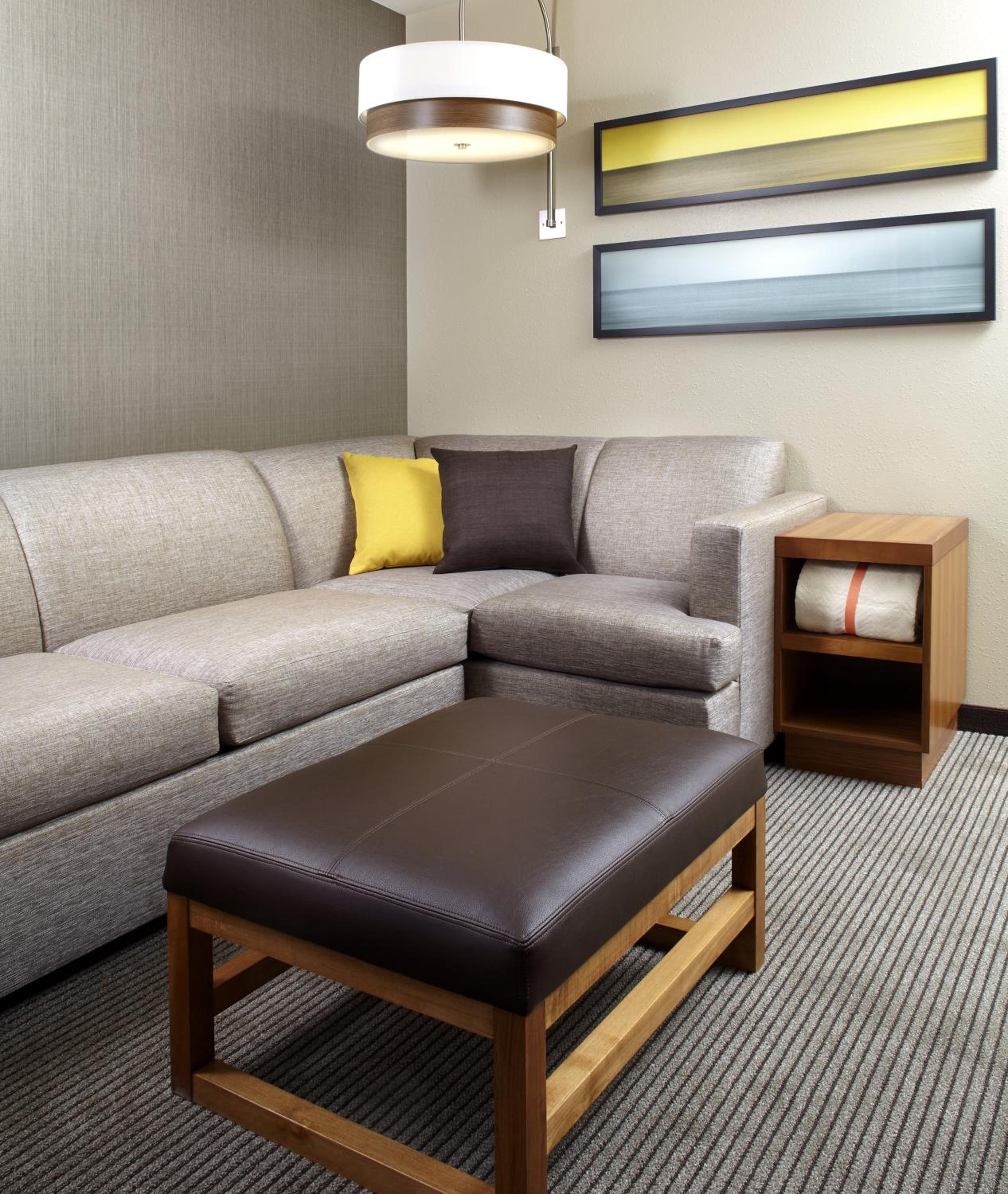 Queen Room with Two Queen Beds and Sofa Bed photo 3