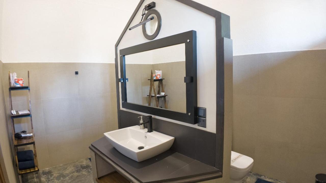Deluxe One-Bedroom Apartment