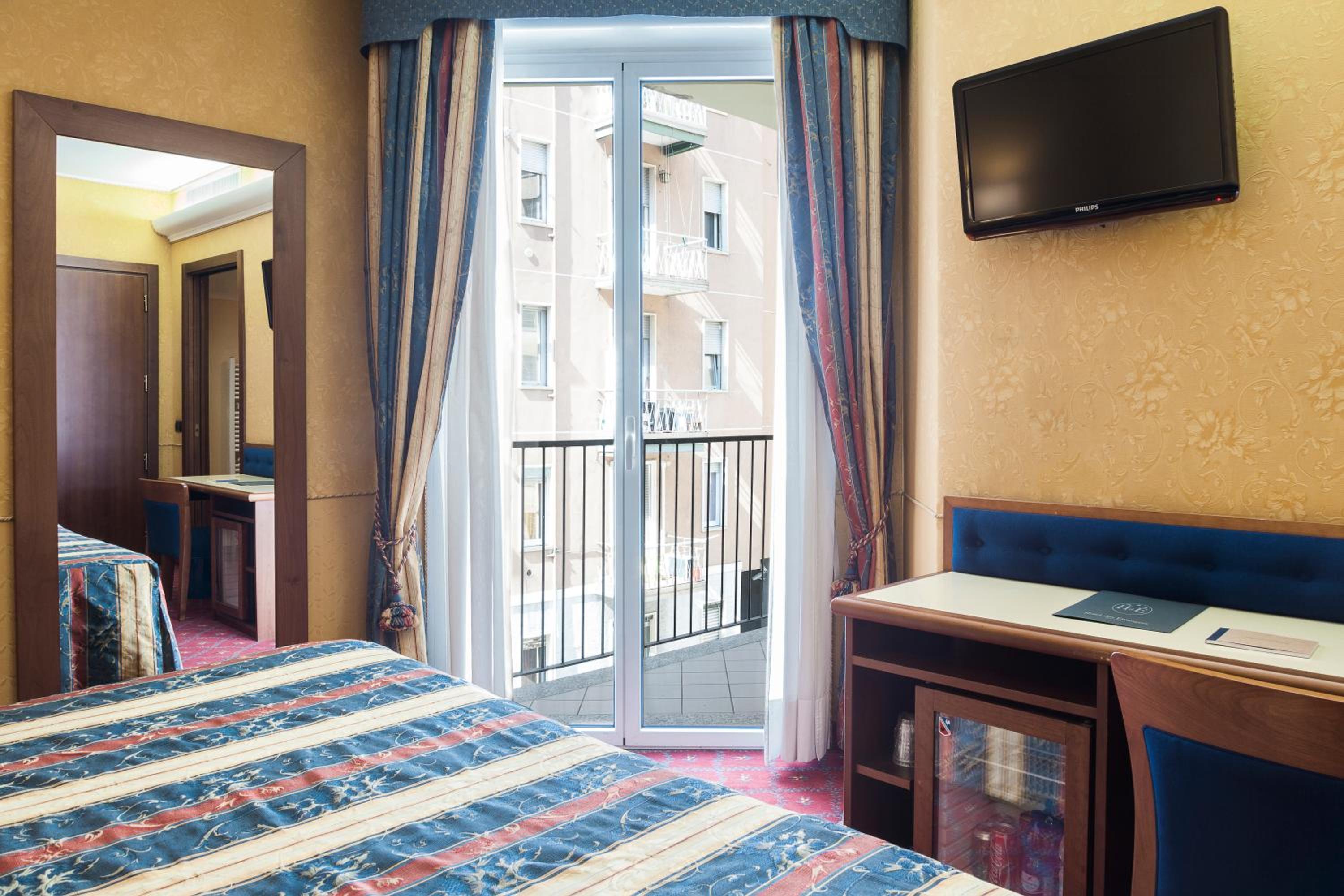 Superior Double Room thumbnail 6