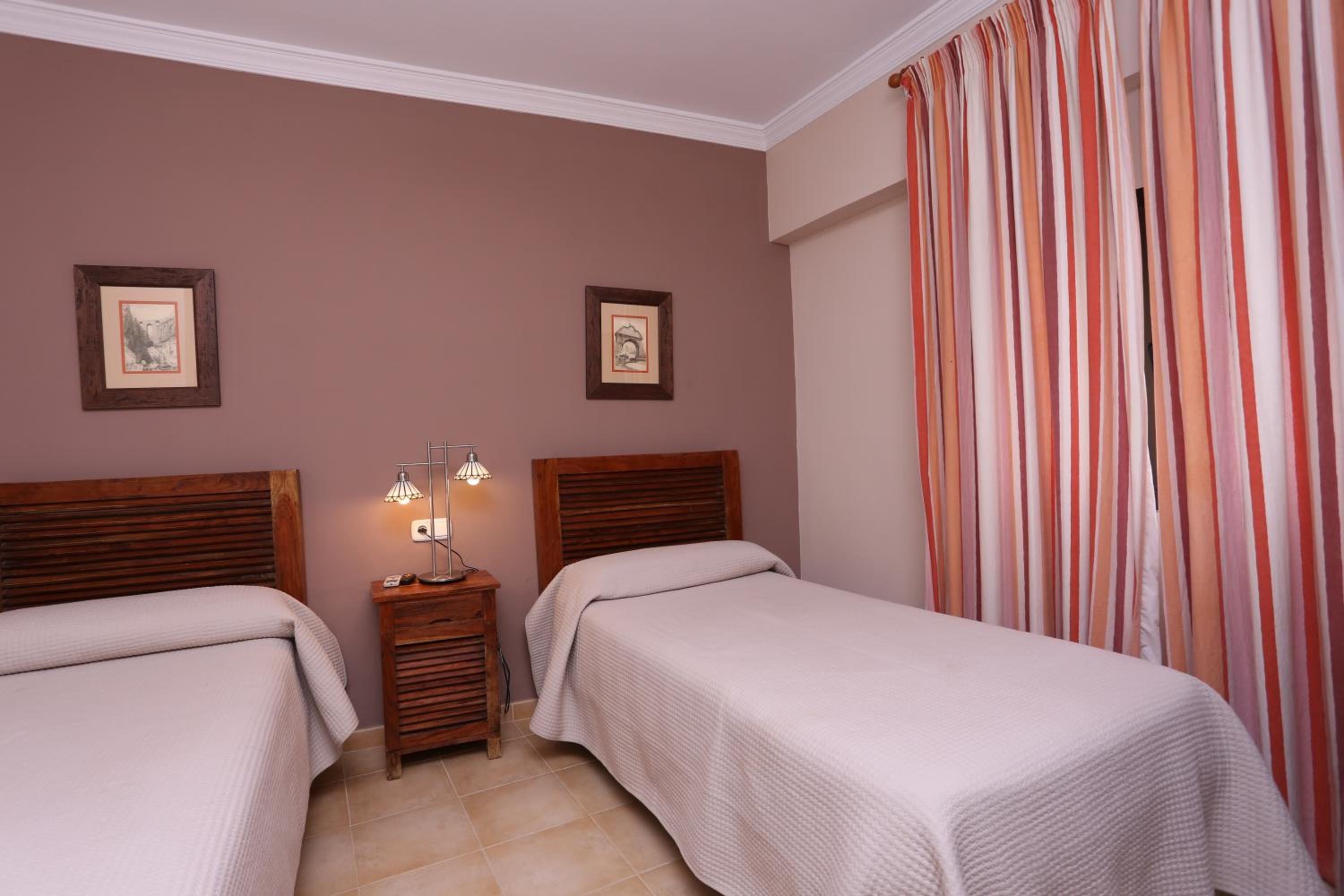 Twin Room - Photo 9
