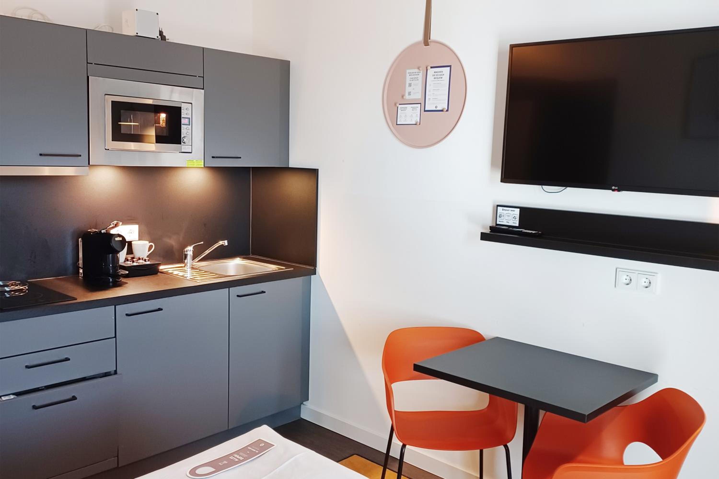 One-Bedroom Apartment with Dining Kitchen photo 2