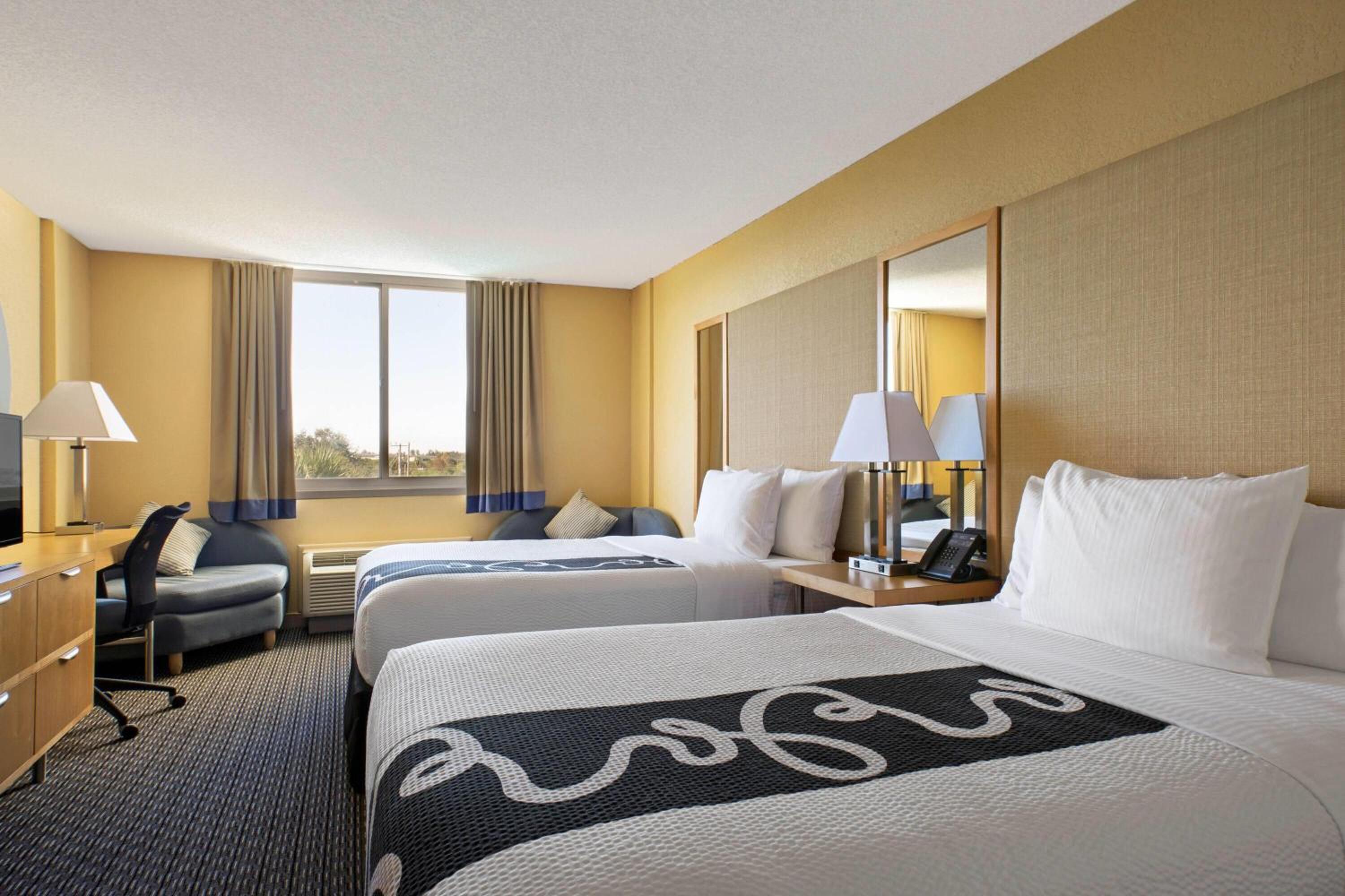 Double Room with Two Double Beds - Non-Smoking - Photo 2