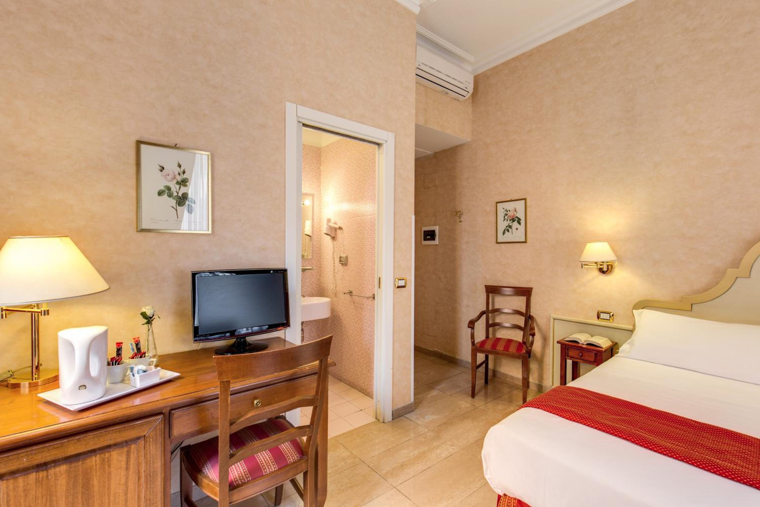 Double or Twin Room photo 3