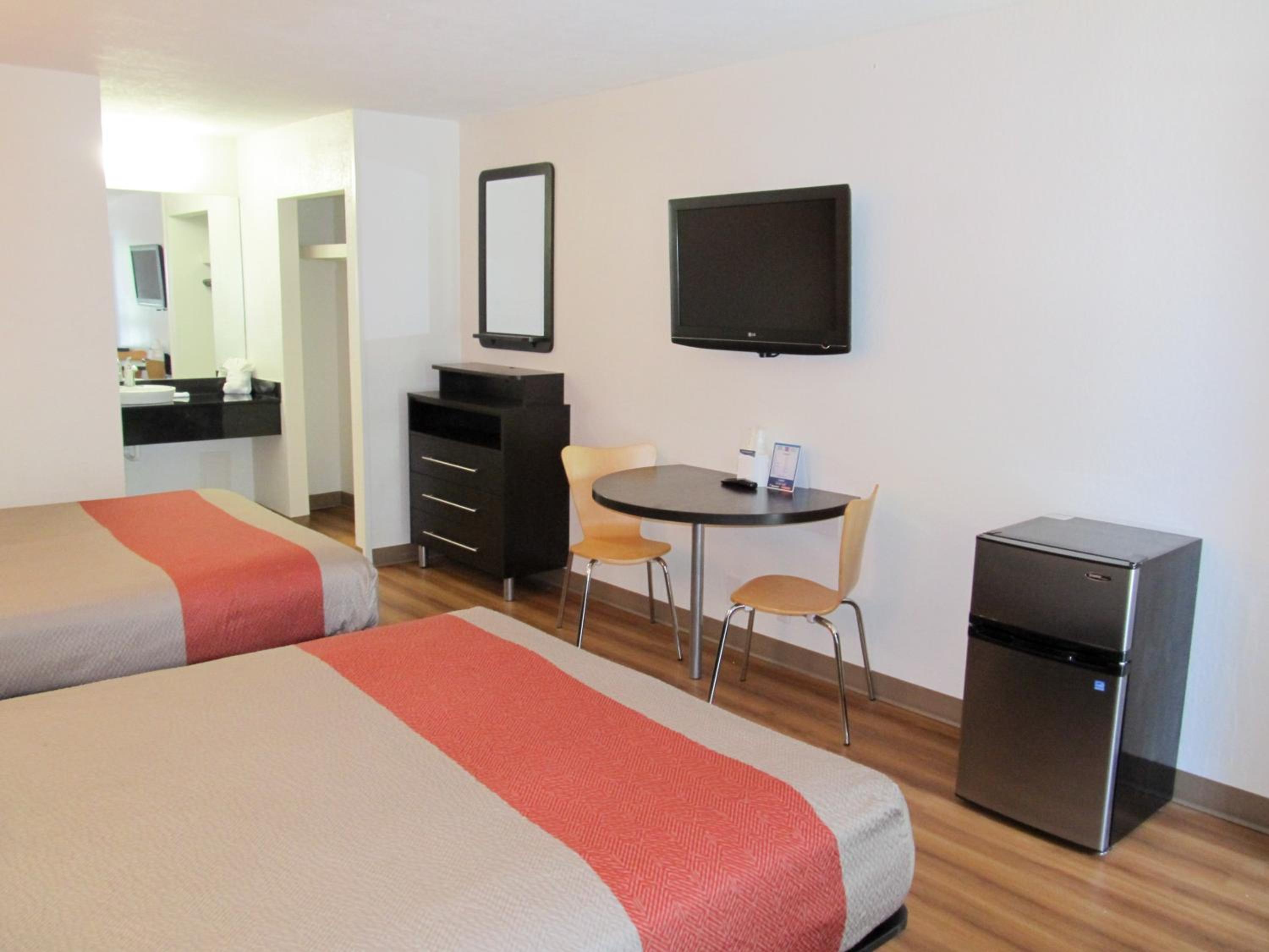 Queen Room with Two Queen Beds - Disability Access - Photo 3