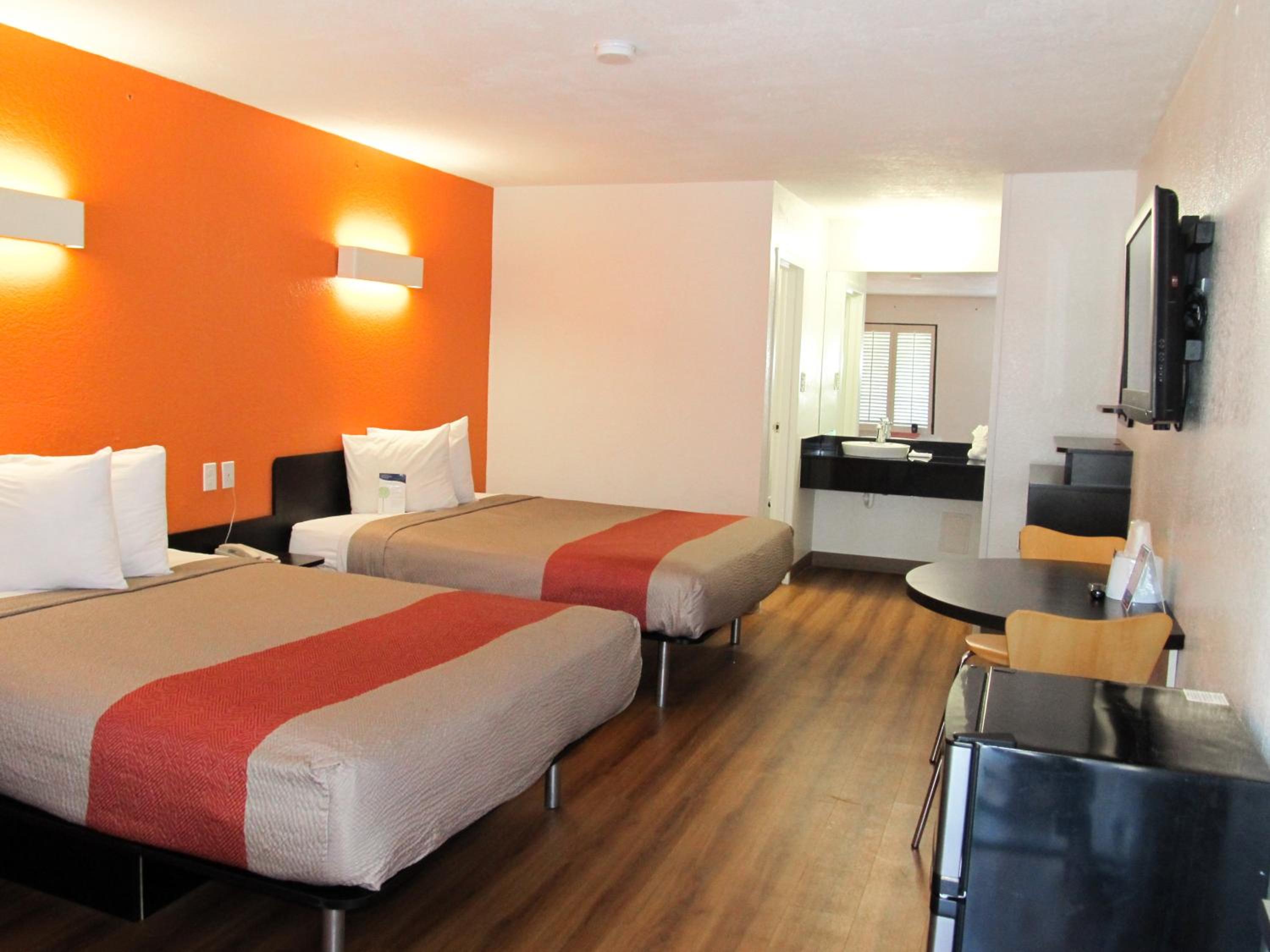 Queen Room with Two Queen Beds - Disability Access - Photo 2