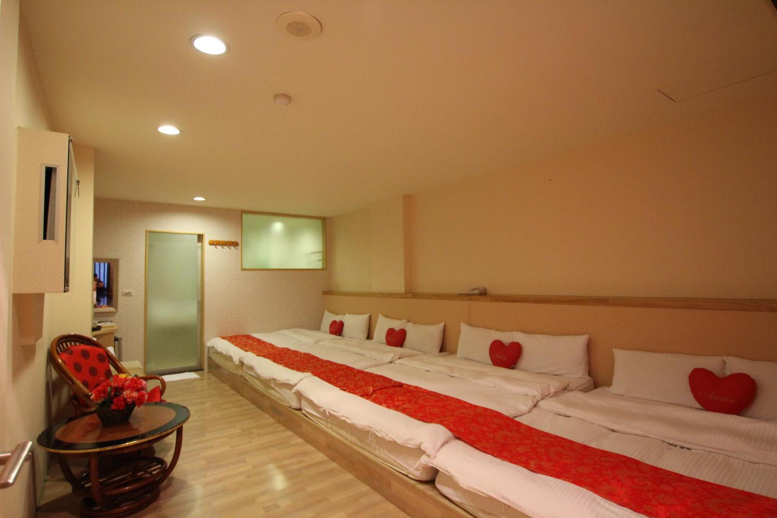 Superior King Suite for 8 people (No Window) photo 1