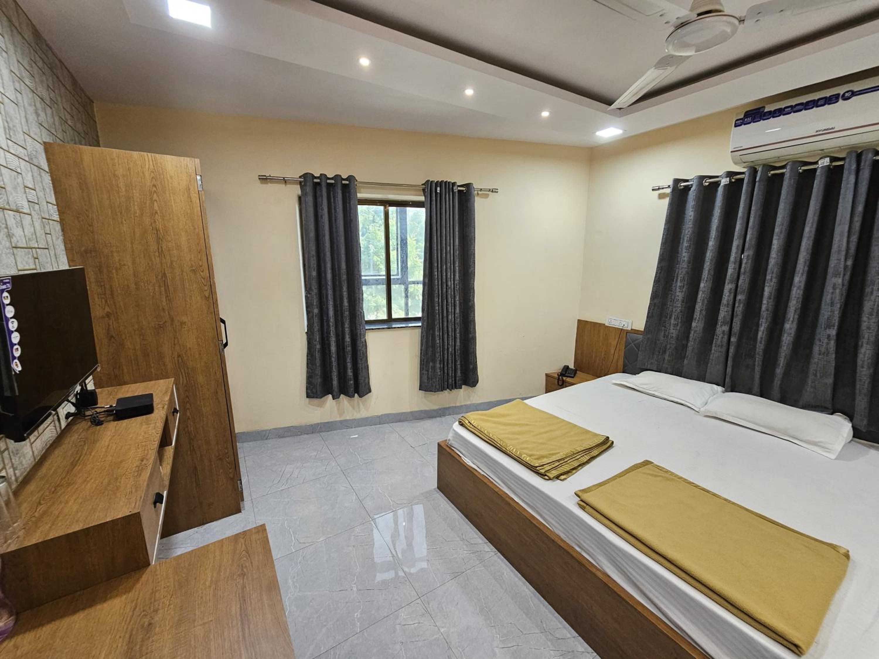 Deluxe Double Room (2 Adults + 1 Child) photo 3