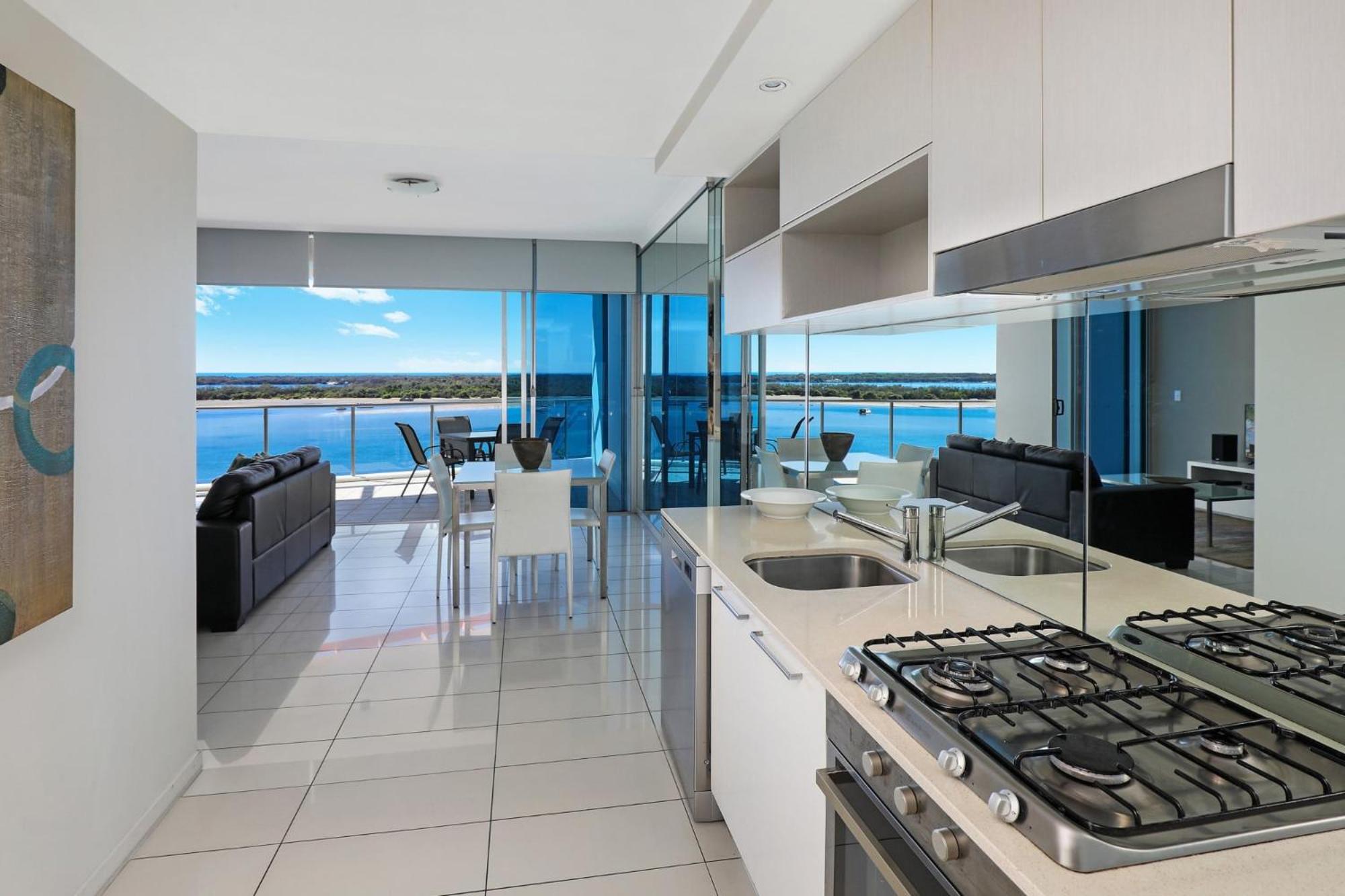 1 Bedroom Superior Apartment – Broadwater View thumbnail 6