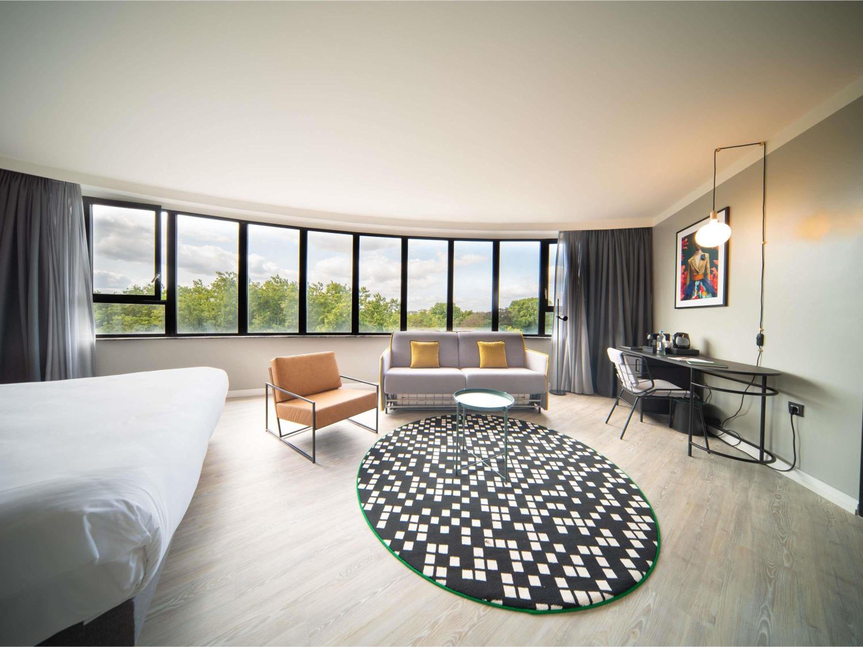 Junior Suite with King Bed and Sofa Bed - Photo 1