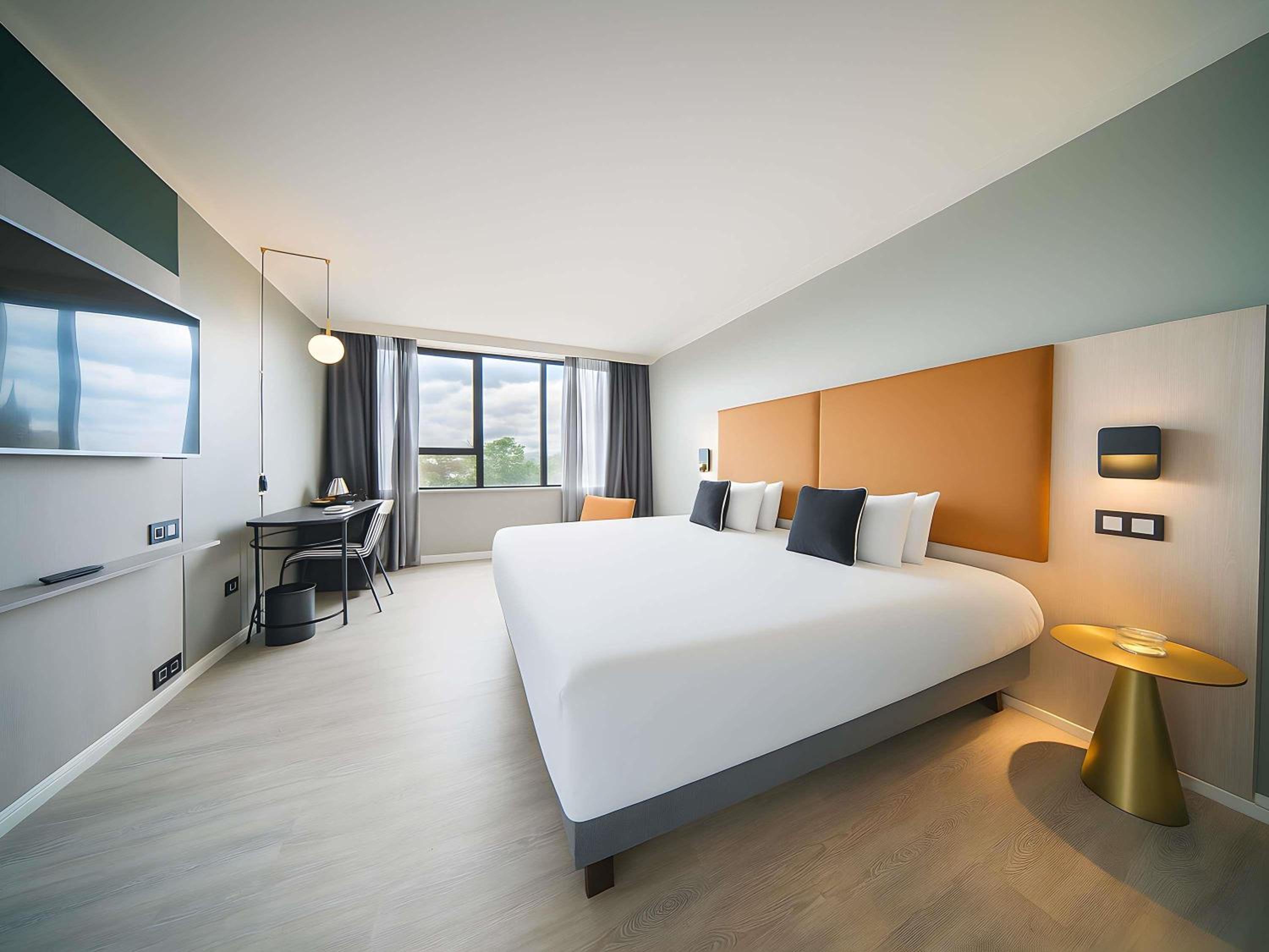 Deluxe King Room with Park View - Photo 2