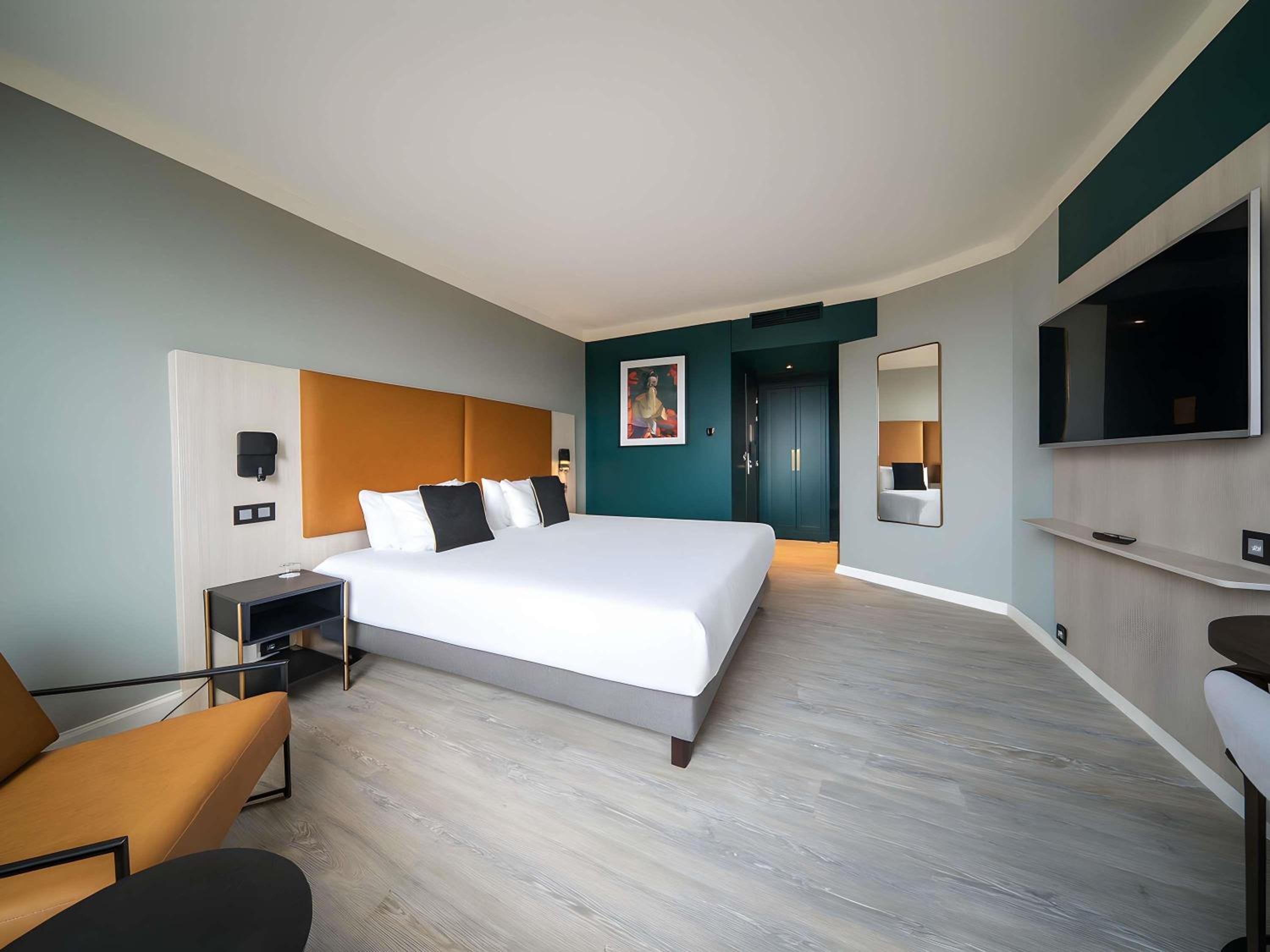 Deluxe King Room with Park View - Photo 3