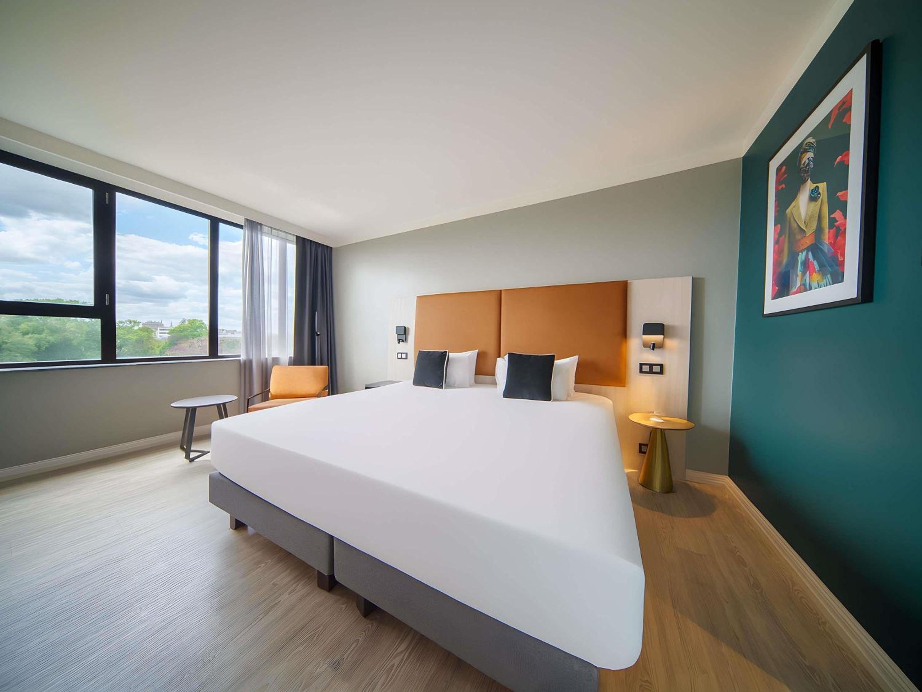 Deluxe King Room with Park View - Photo 4