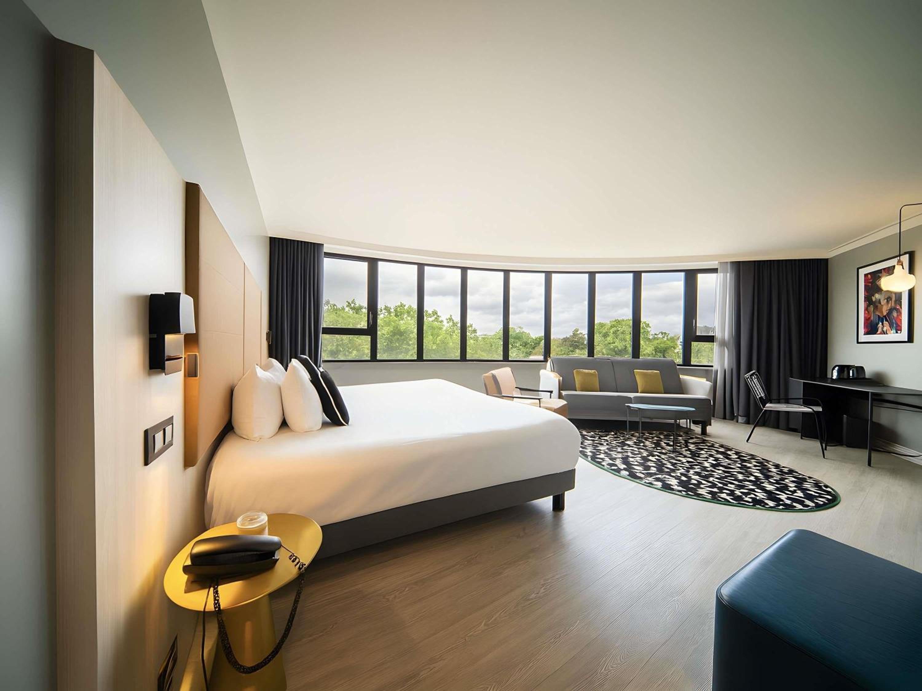 Junior Suite with King Bed and Sofa Bed - Photo 2