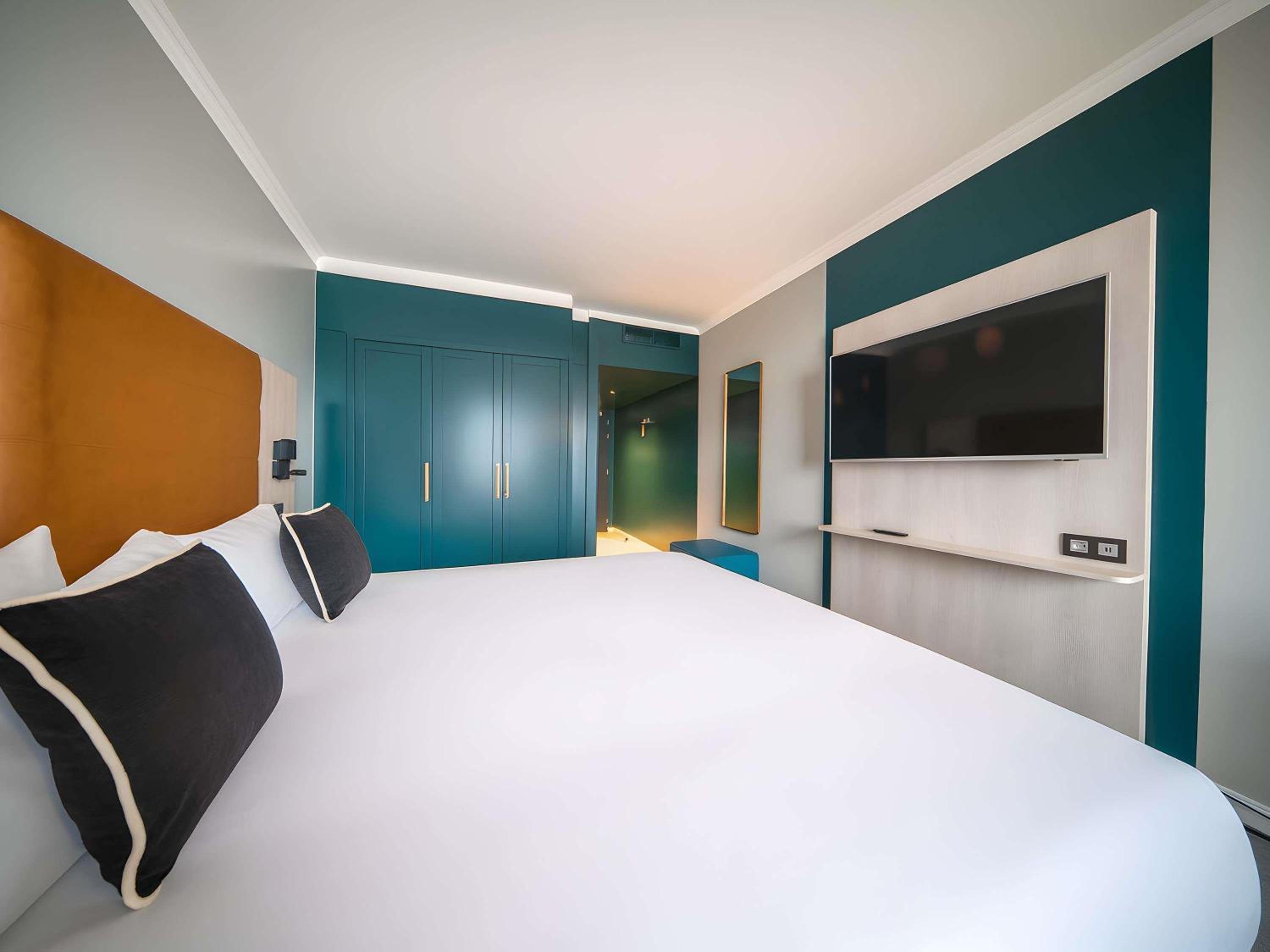 Superior Room with King Bed and Sofa Bed - Photo 4
