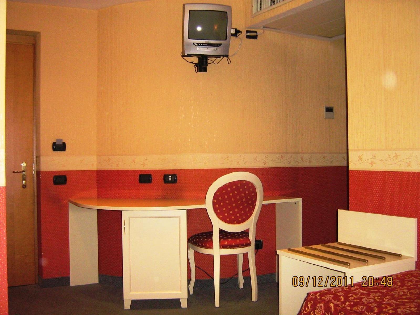 Standard Double Room - Photo 7
