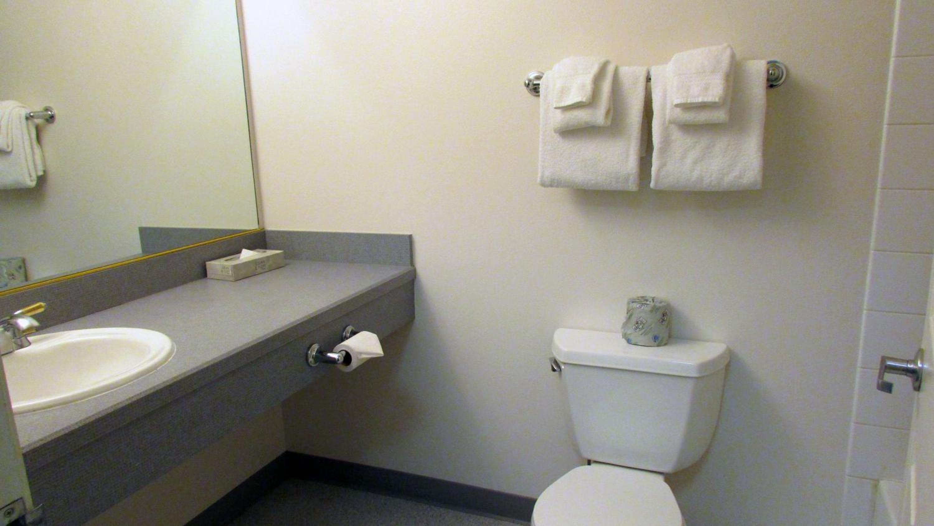 Deluxe Queen Room with Two Queen Beds - Photo 4