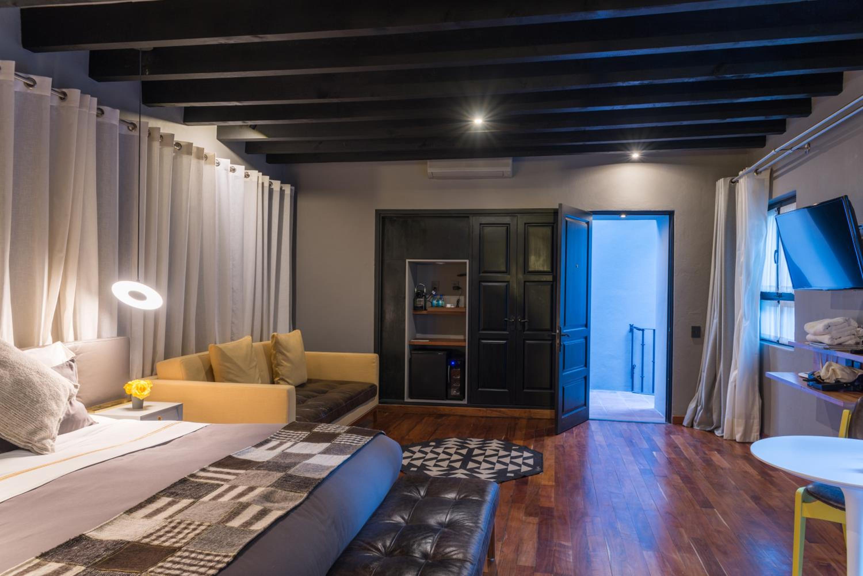 Signature Suite - Photo 32