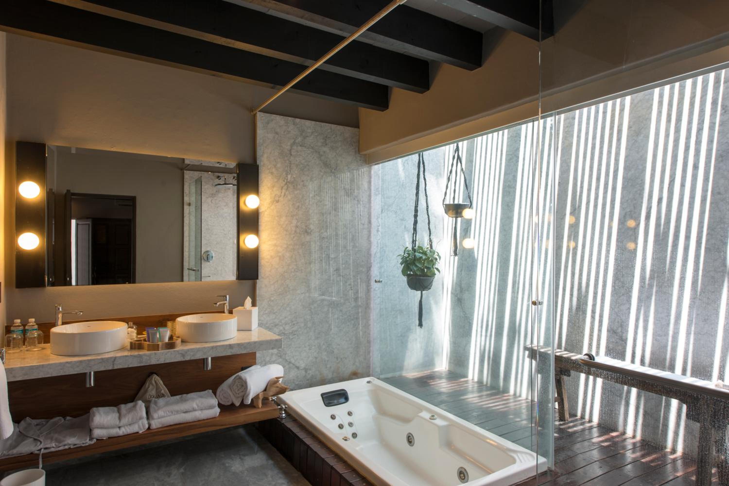 Signature Suite - Photo 17