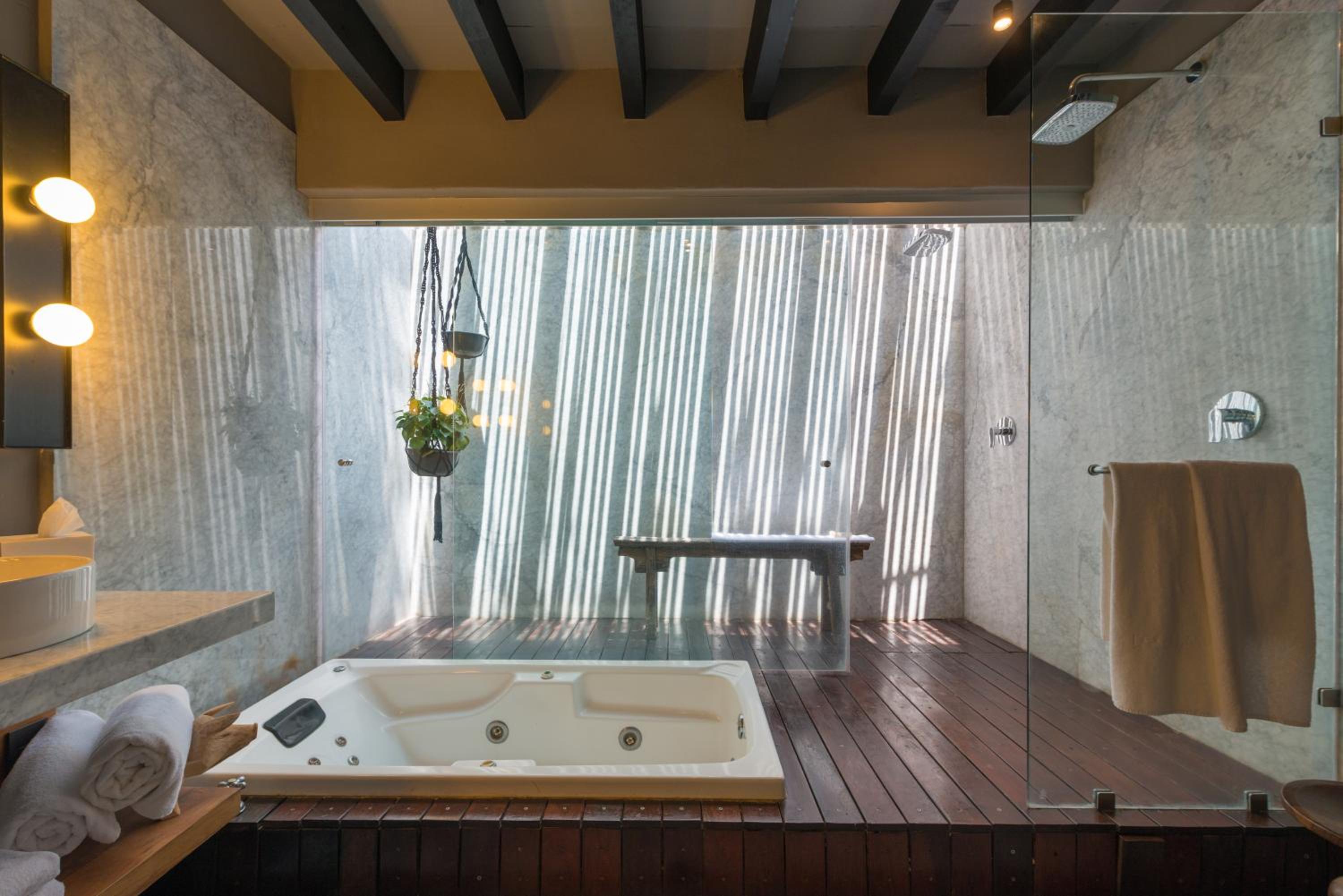 Signature Suite - Photo 16