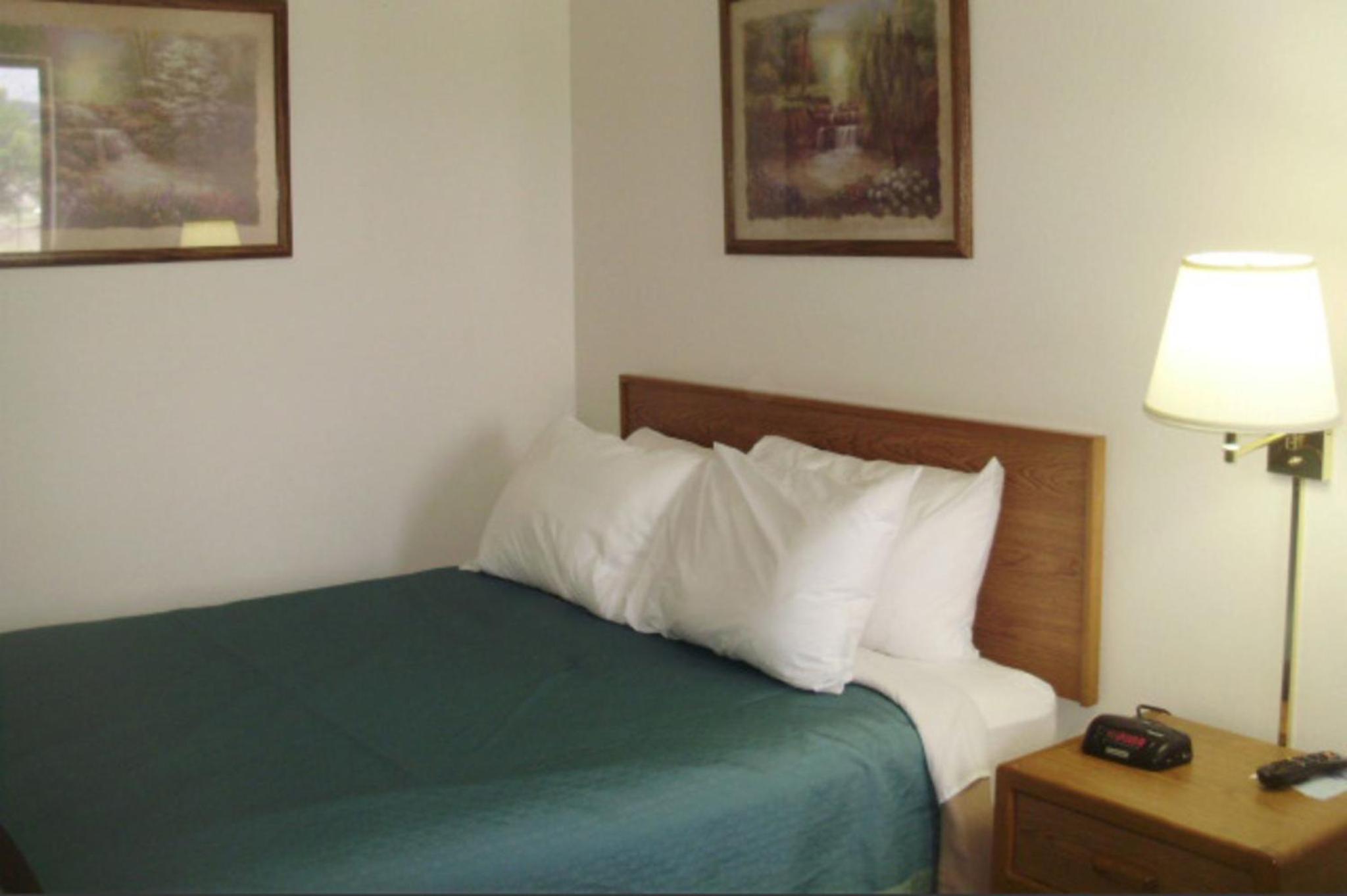 Queen Room - Non-Smoking photo 1