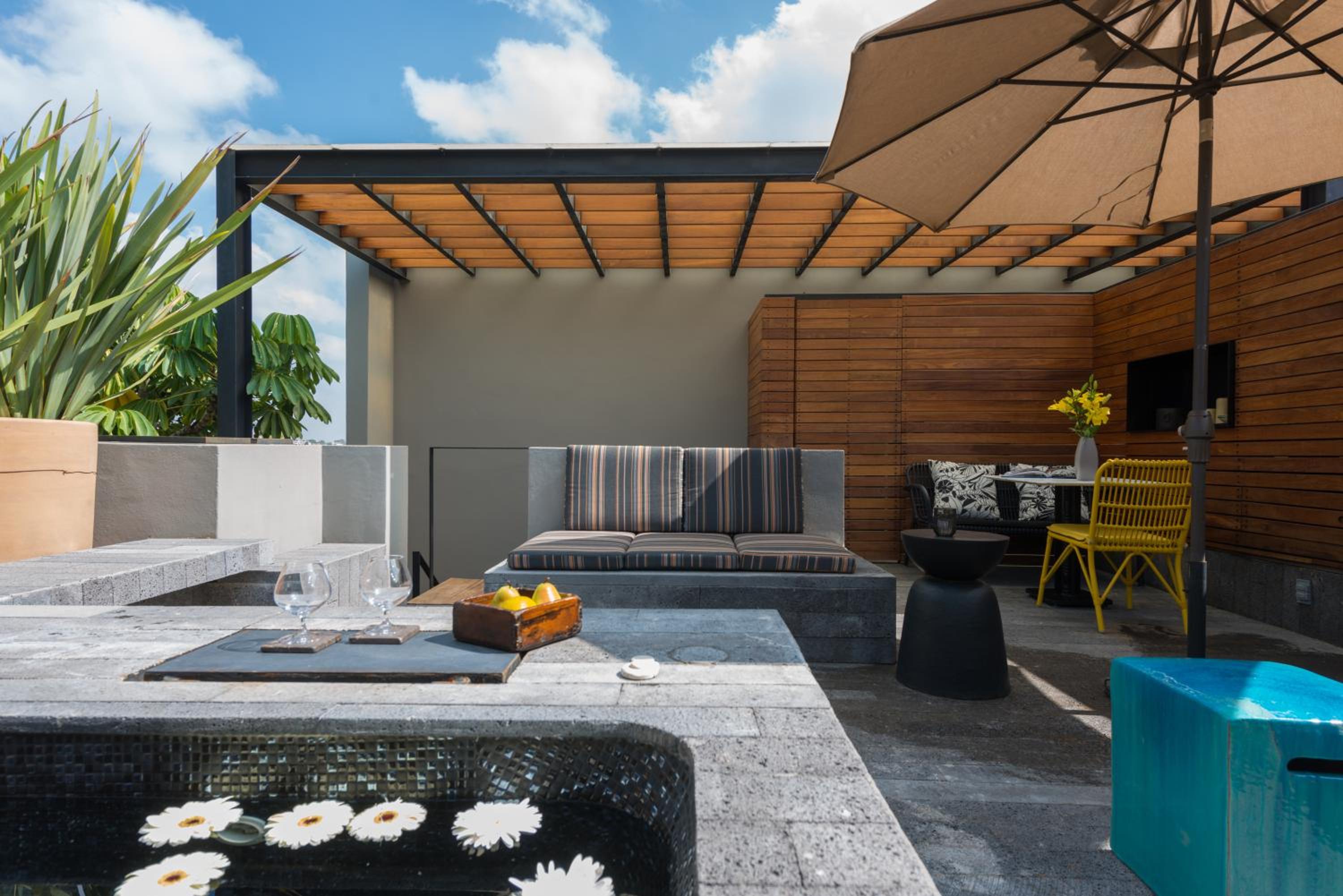 Signature Suite - Photo 8