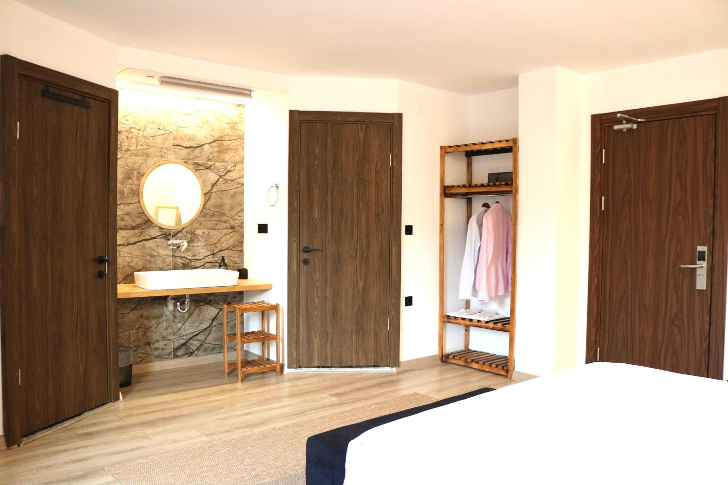 Standard King Room photo 3