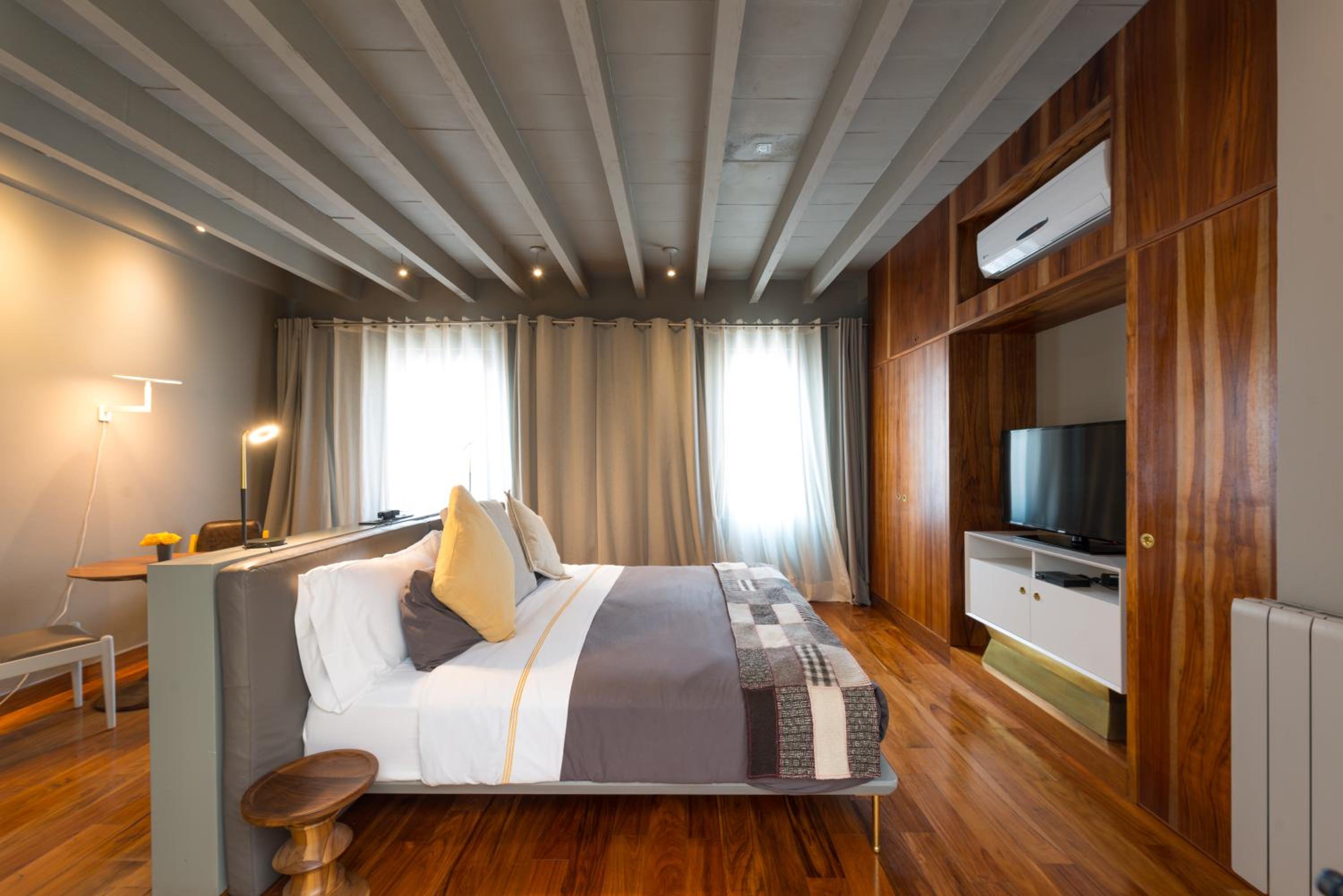 Signature Suite - Photo 6