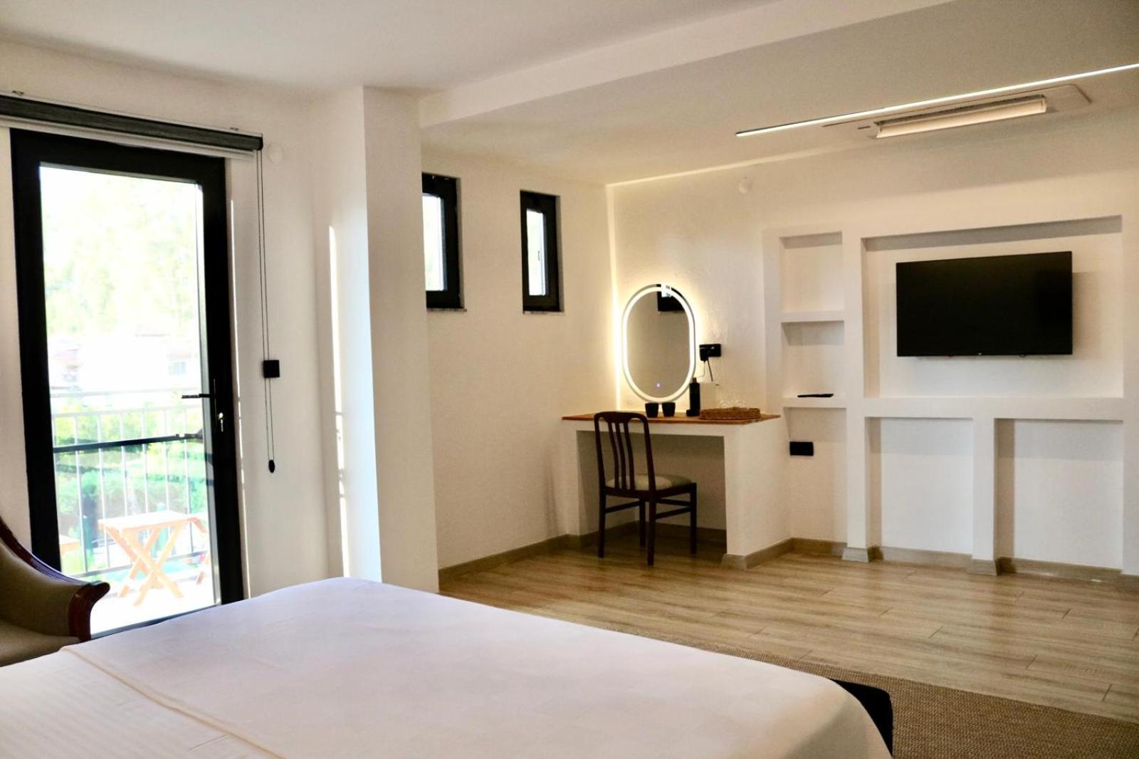 Deluxe Double Room with Balcony photo 3