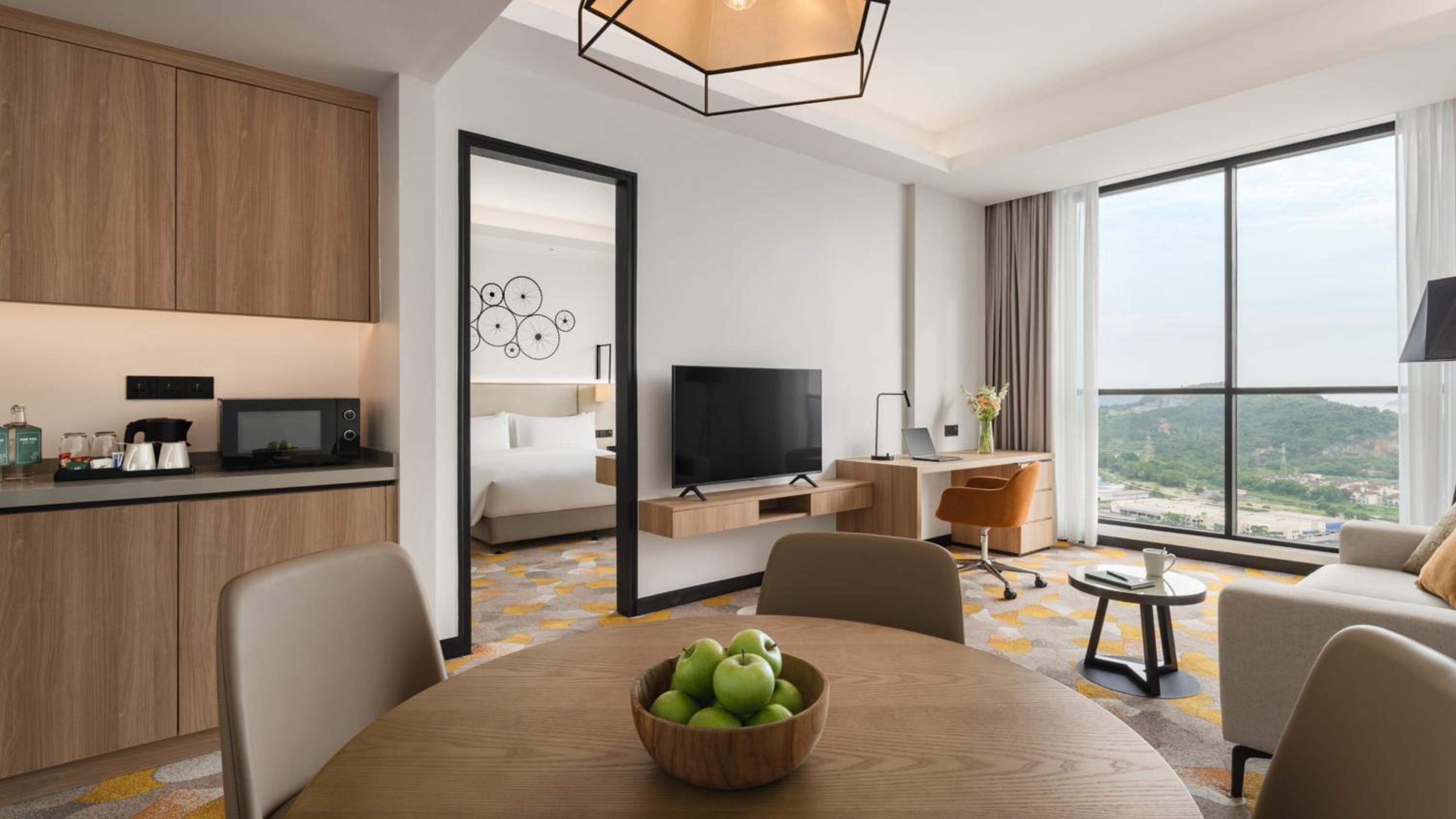 One-Bedroom Suite with Dining and Kitchenette - Photo 2