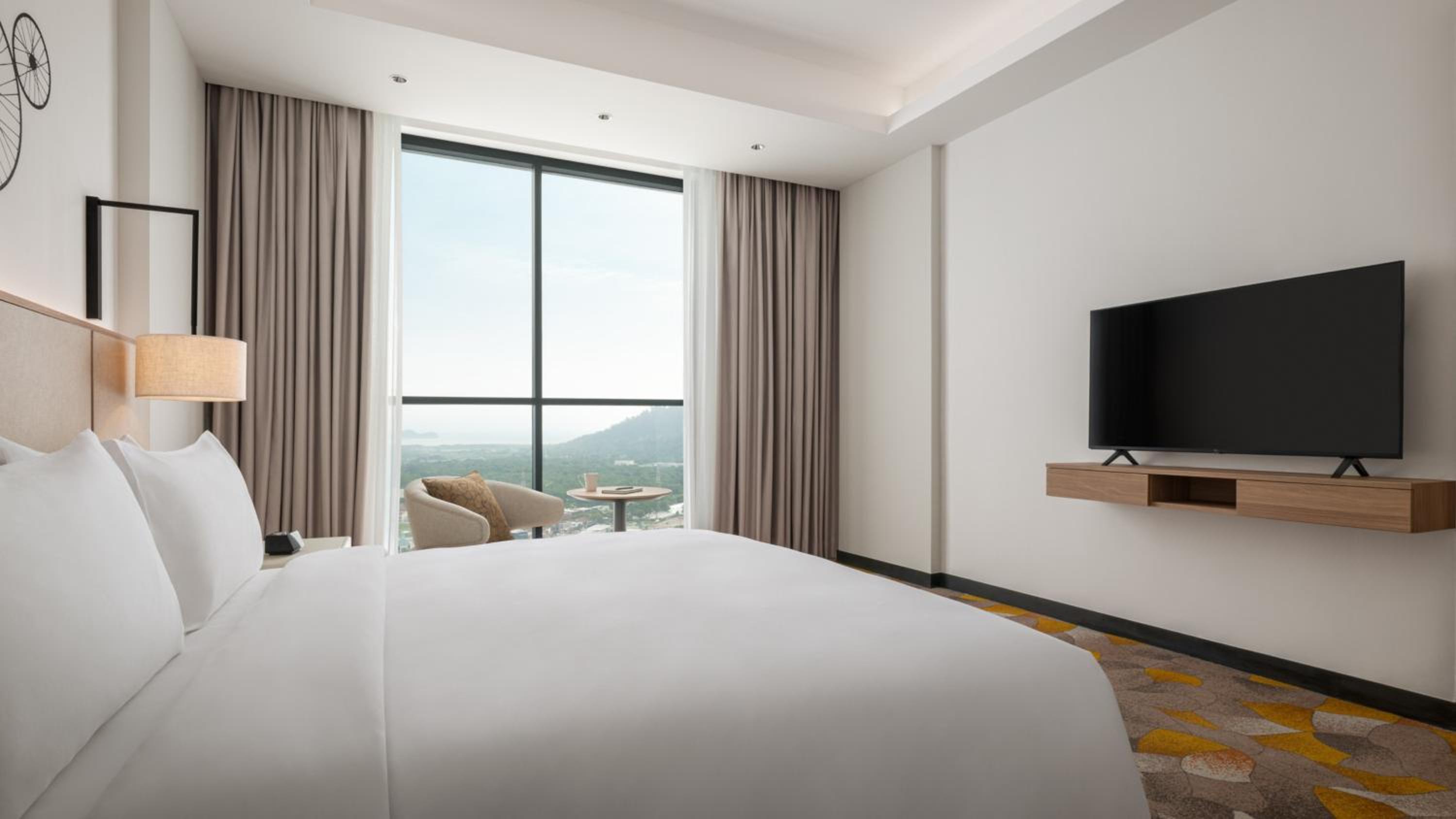 One-Bedroom Suite with Dining and Kitchenette - Photo 5