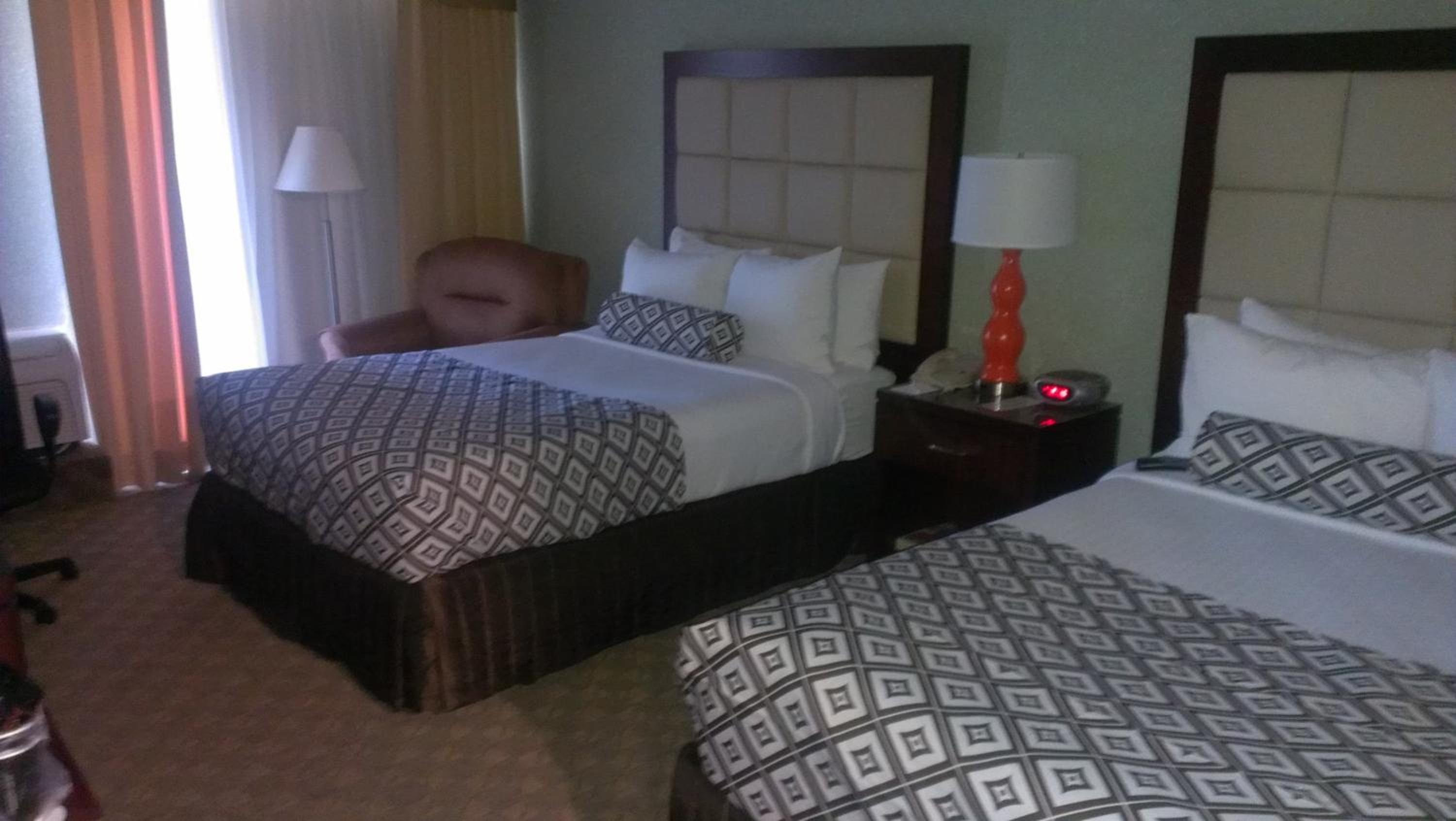 Double Room with Two Double Beds and Pool View - Non-Smoking - Photo 4