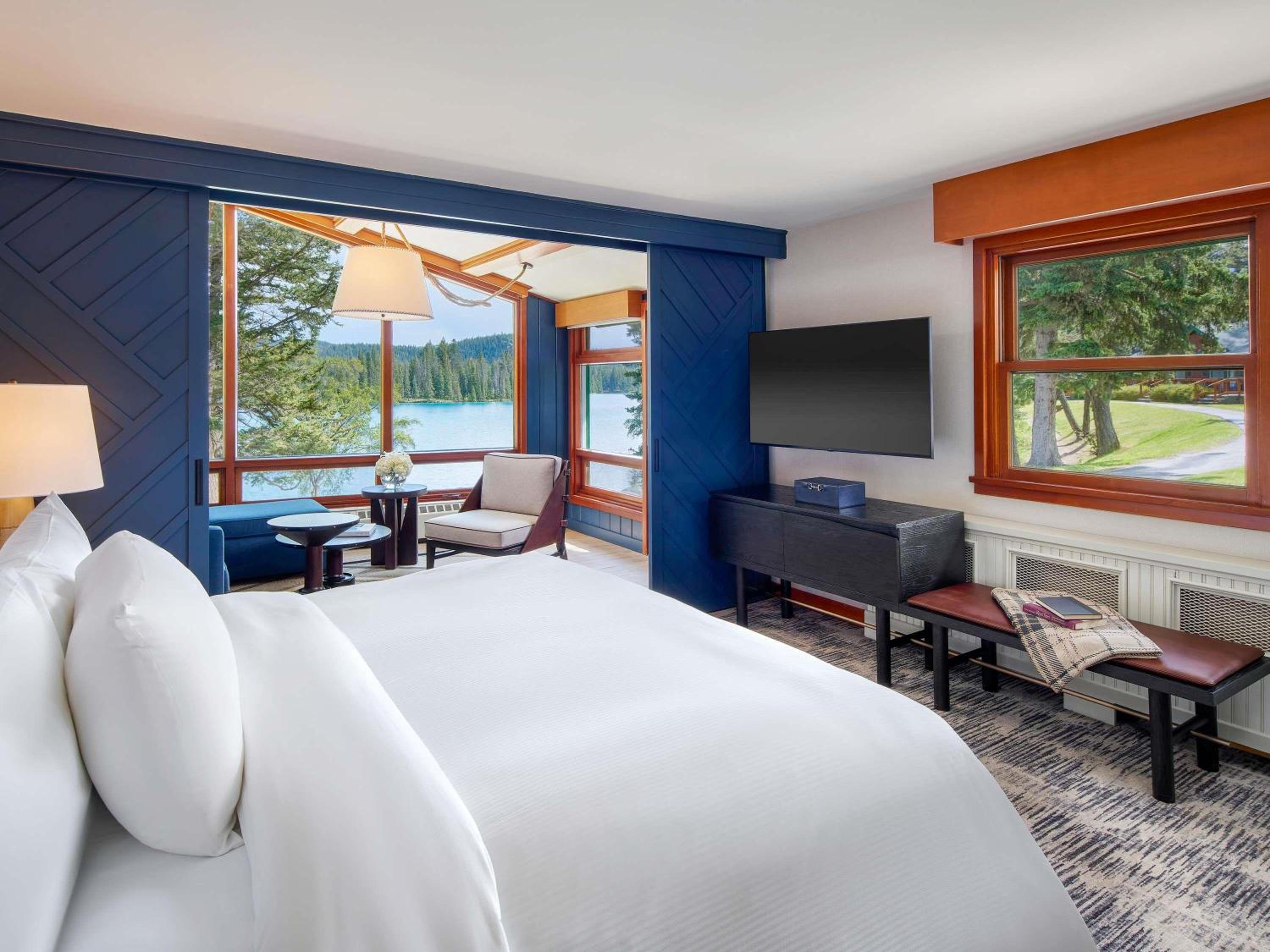 Junior King Suite with Lake View - Photo 4