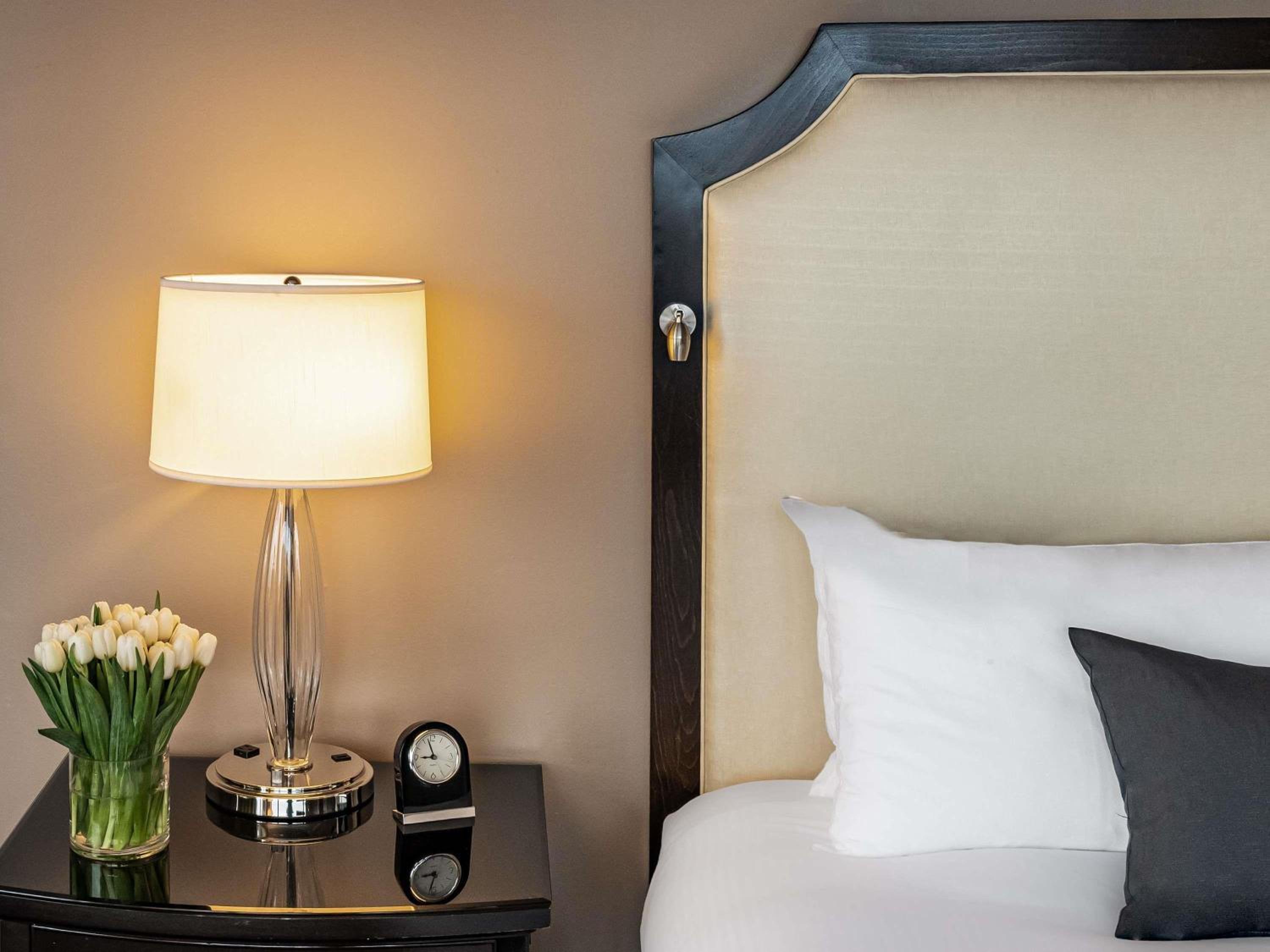 Signature Corner King Room with Skyline View - Photo 3