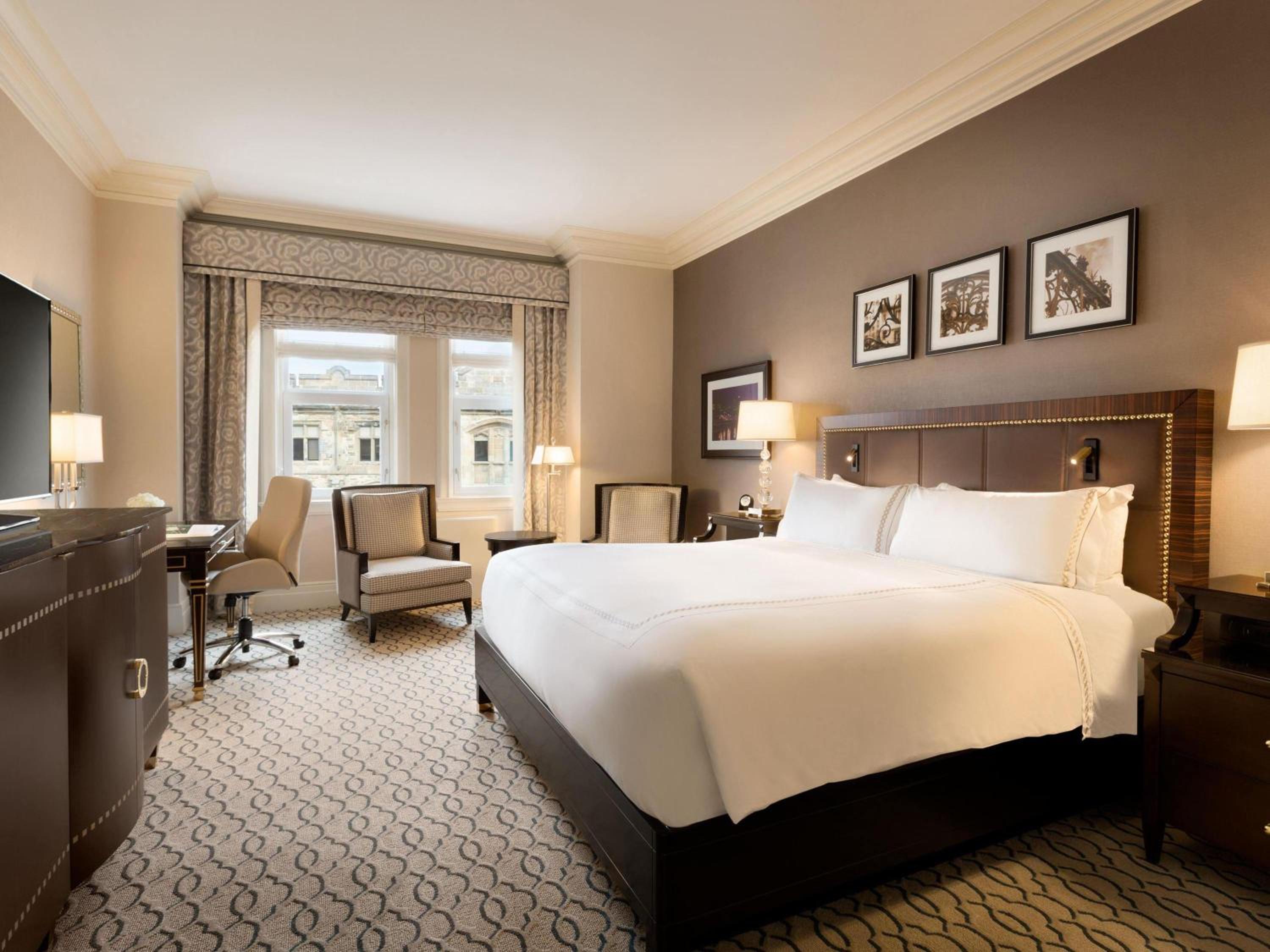 Fairmont Gold King bed Room