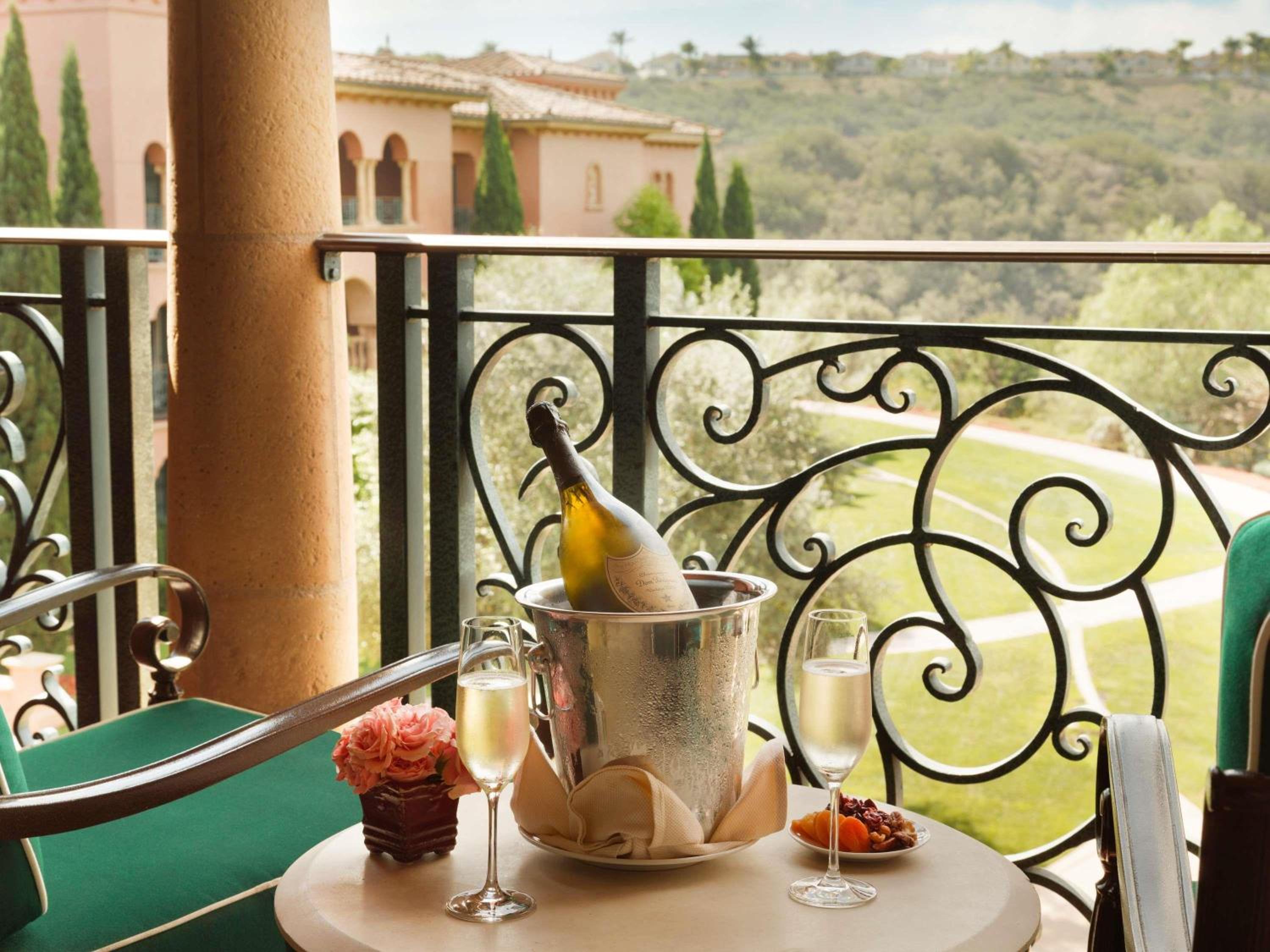Vista King Suite with Sofa Beds and Kitchenette - Private Fireside Terrace - Photo 2