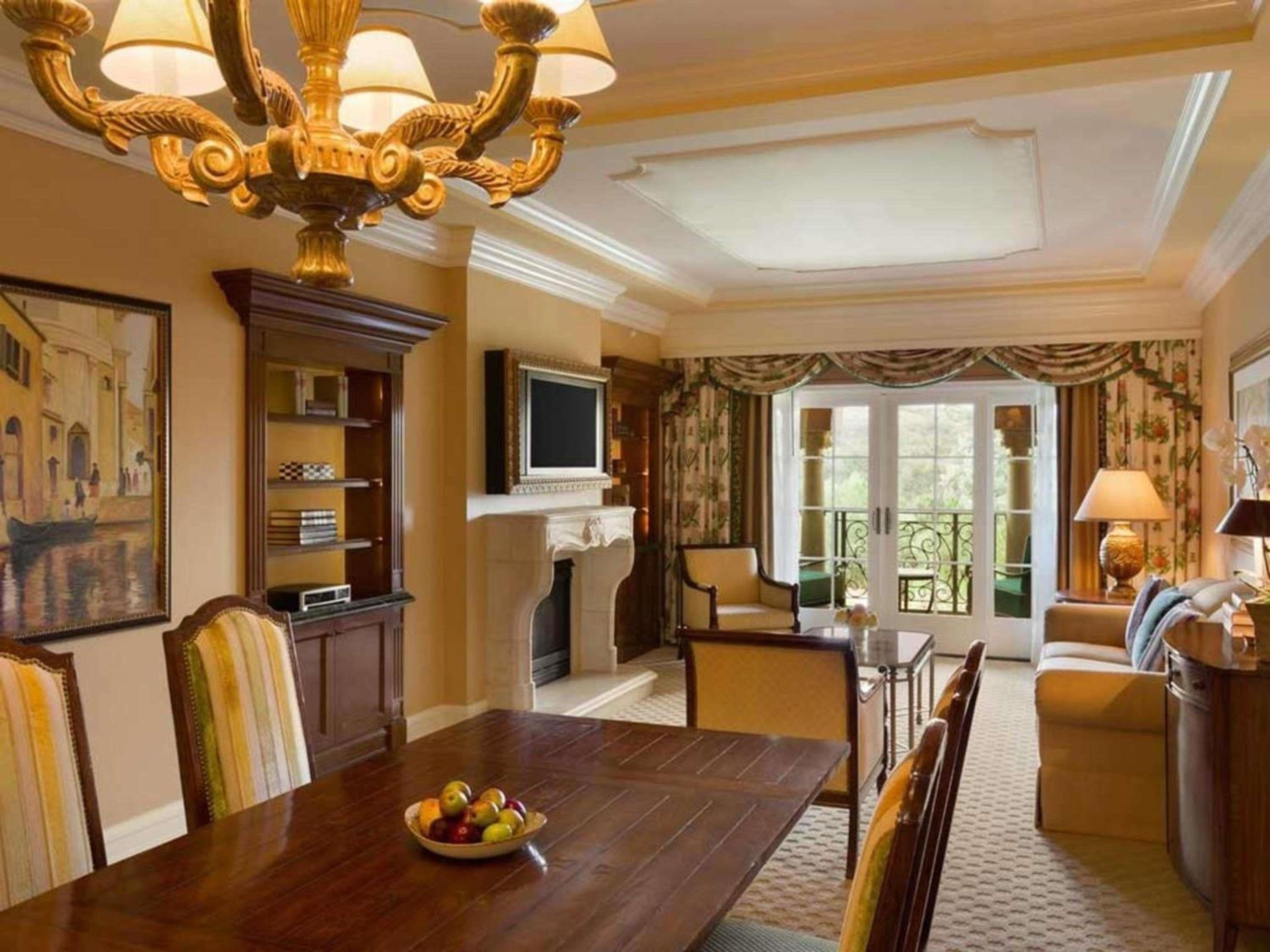 Vista King Suite with Sofa Beds and Kitchenette - Private Fireside Terrace - Photo 4