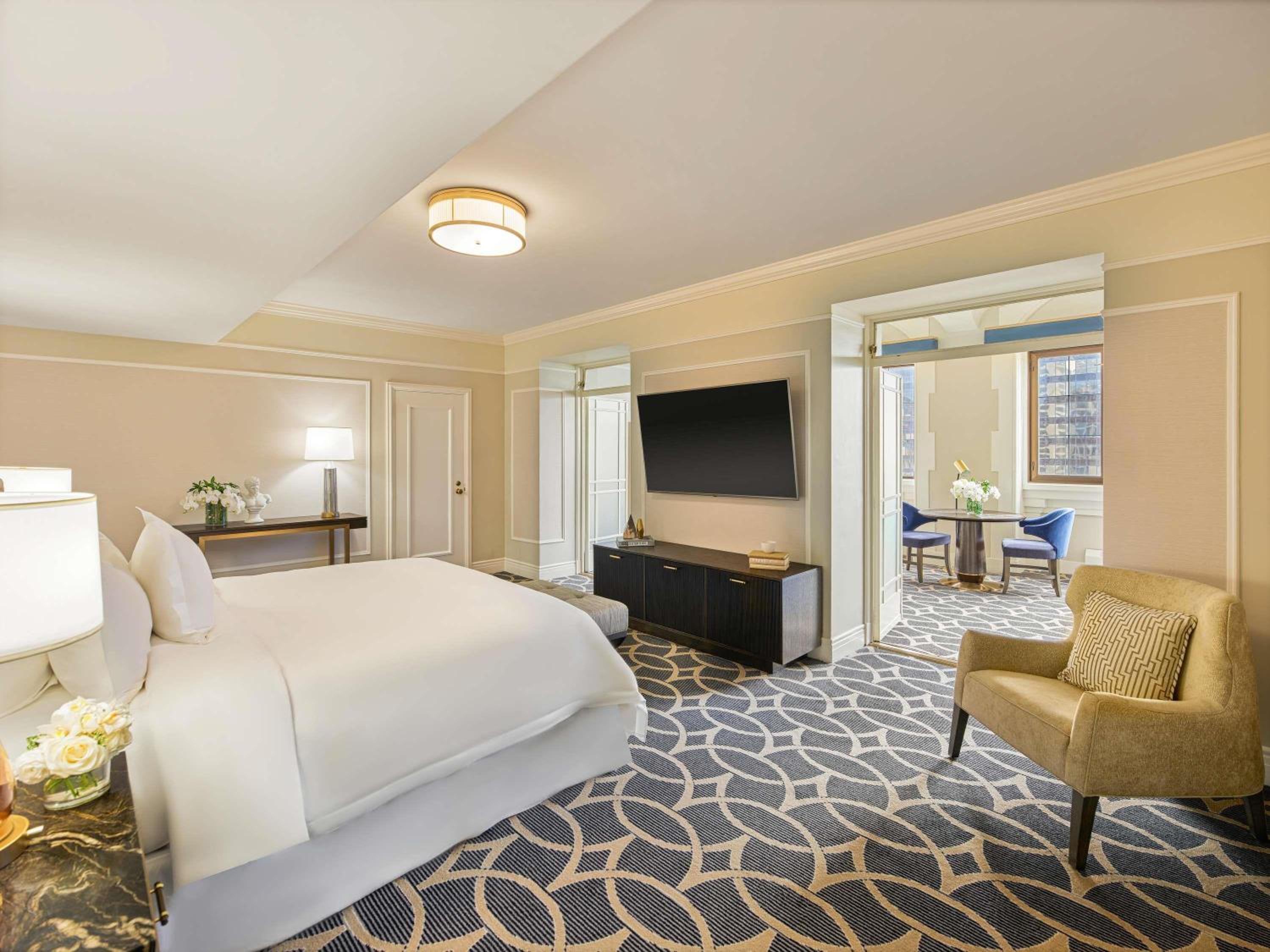 Fairmont Gold Executive Suite with City View
