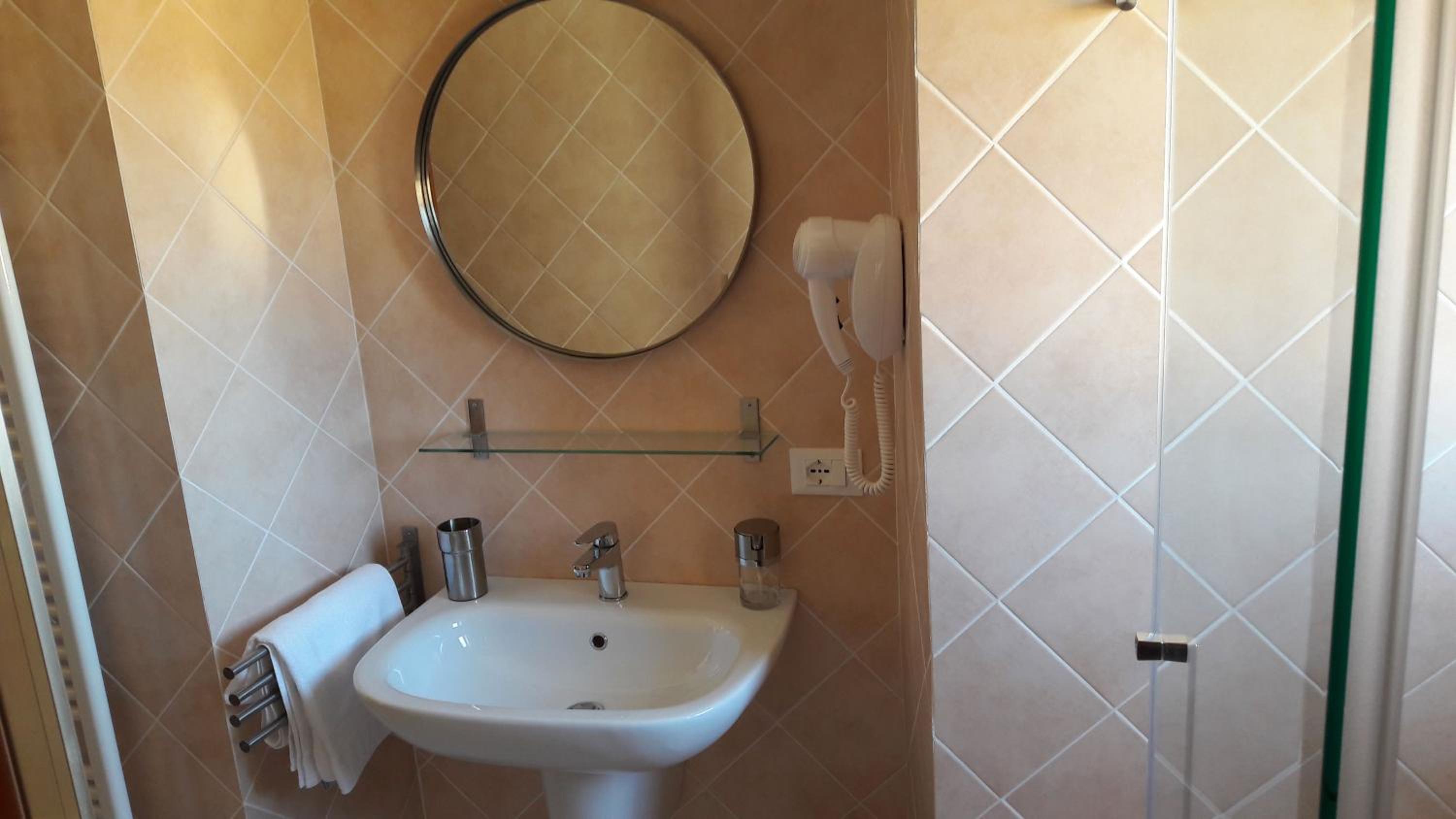 Standard King Room - Photo 4