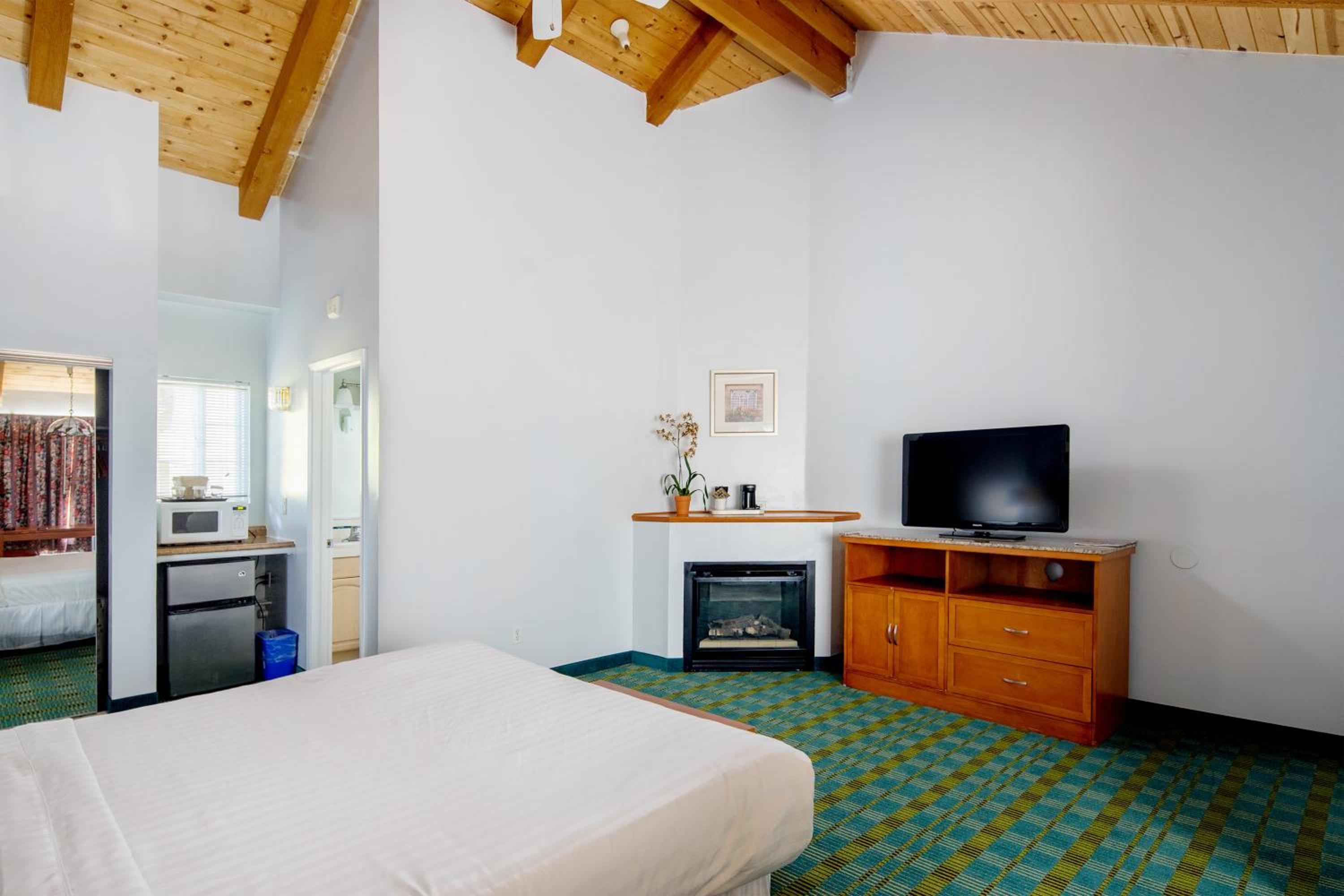 Deluxe King Room - Photo 5